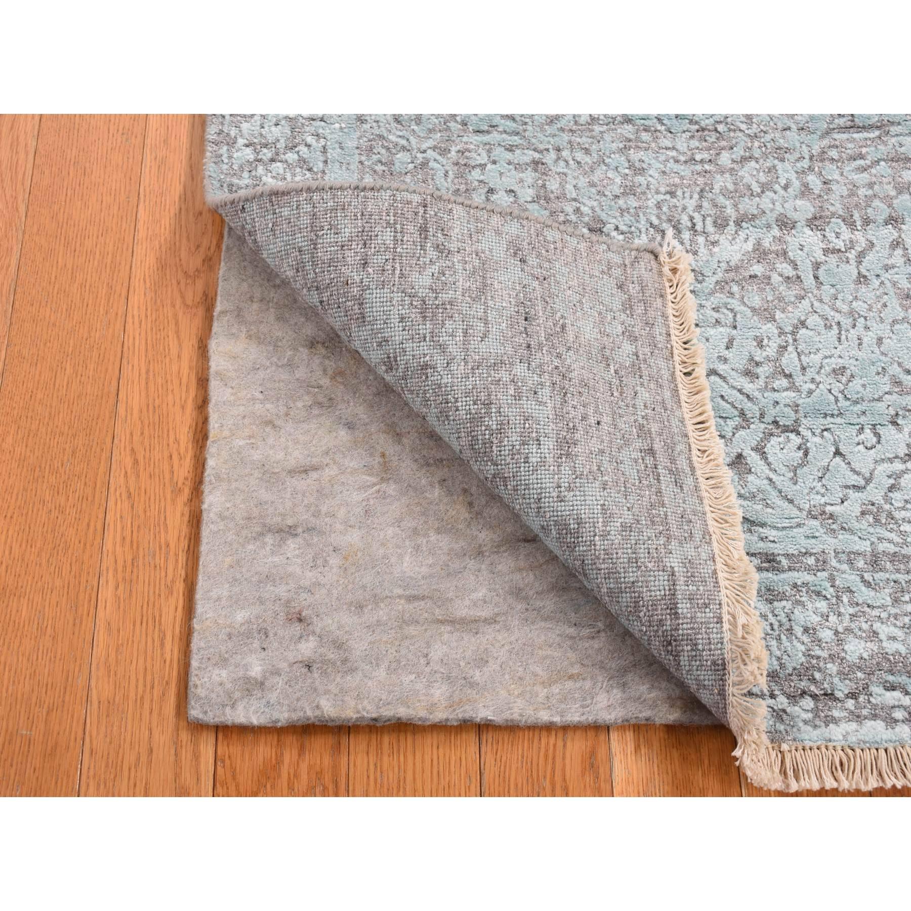 Seafoam Grün, Wolle und Seide, Handgeknüpft, Gebrochenes Persisches Design, Läufer Orientteppich
Primäre MATERIALIEN: Wolle & Seide
Latex: Kein Flor 
Höhe: 0,25 Zoll
Stil: Transitional
Grundfarbe: Grün
Sekundäre Farben: Grau, Elfenbein
Muster: