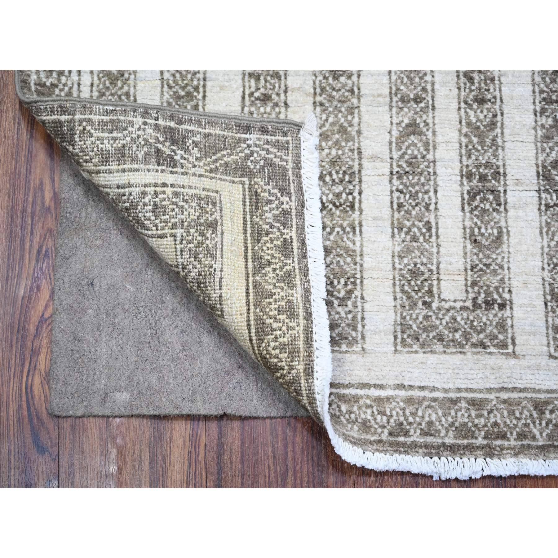 Taupe Braun, Natürliche Färbung Feiner Peshawar mit komplizierten geometrischen Motiven Labyrinth Design, Handgeknüpft Extra Weiche Wolle, Läufer Orientteppich
Primäre MATERIALIEN: Wolle
Latex: Kein Flor 
Höhe: 0,25 Zoll
Stil:
