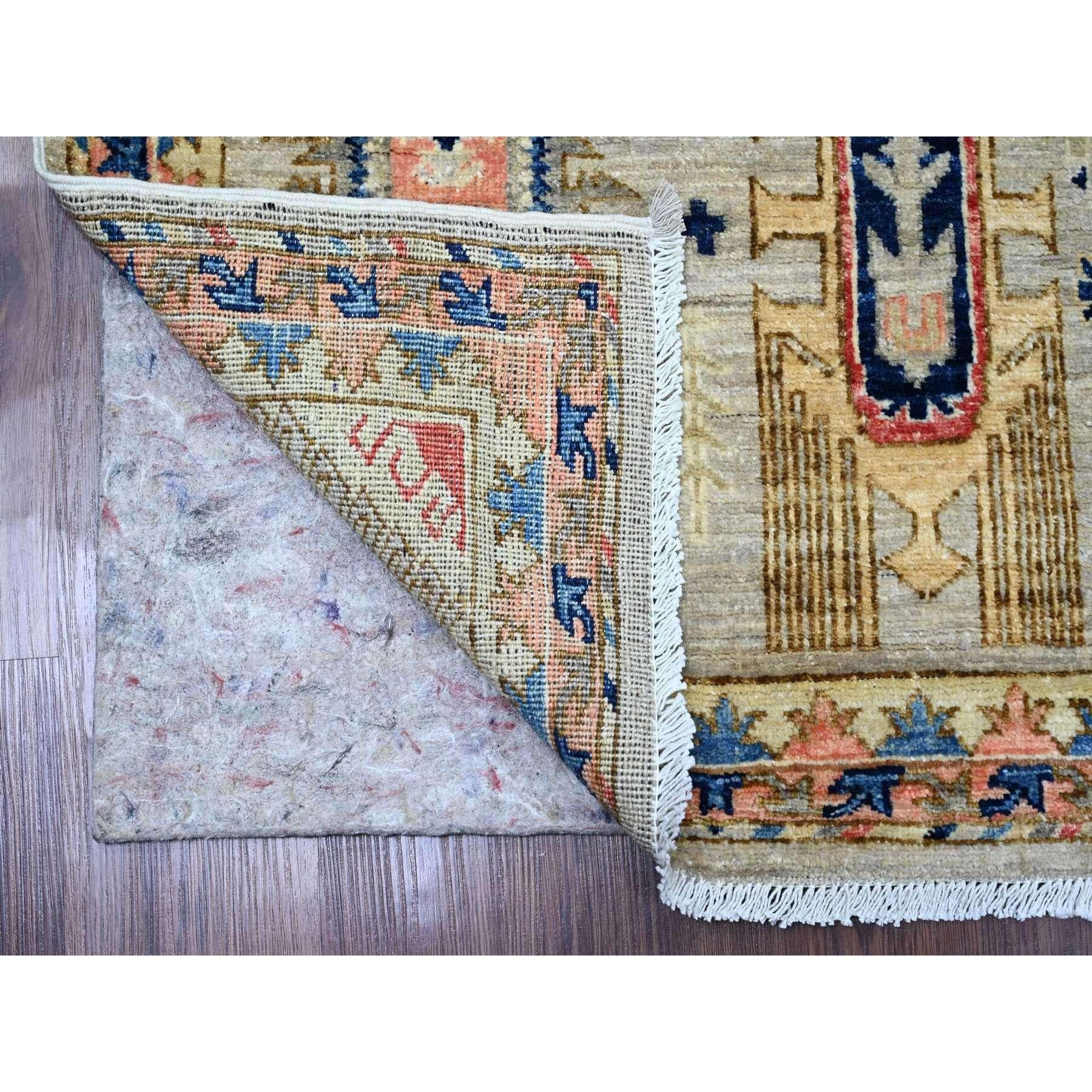 Mittelgrau, Aryana Grade, All Over Kaukasische Gul-Motive, Pflanzenfarben, Hochgebirgswolle, Handgeknüpft, Läufer, Orientteppich
Primäre MATERIALIEN: Wolle
Latex: Kein Flor 
Höhe: 0,25 Zoll
Stil: Transitional
Grundfarbe: Grau
Sekundäre Farben: