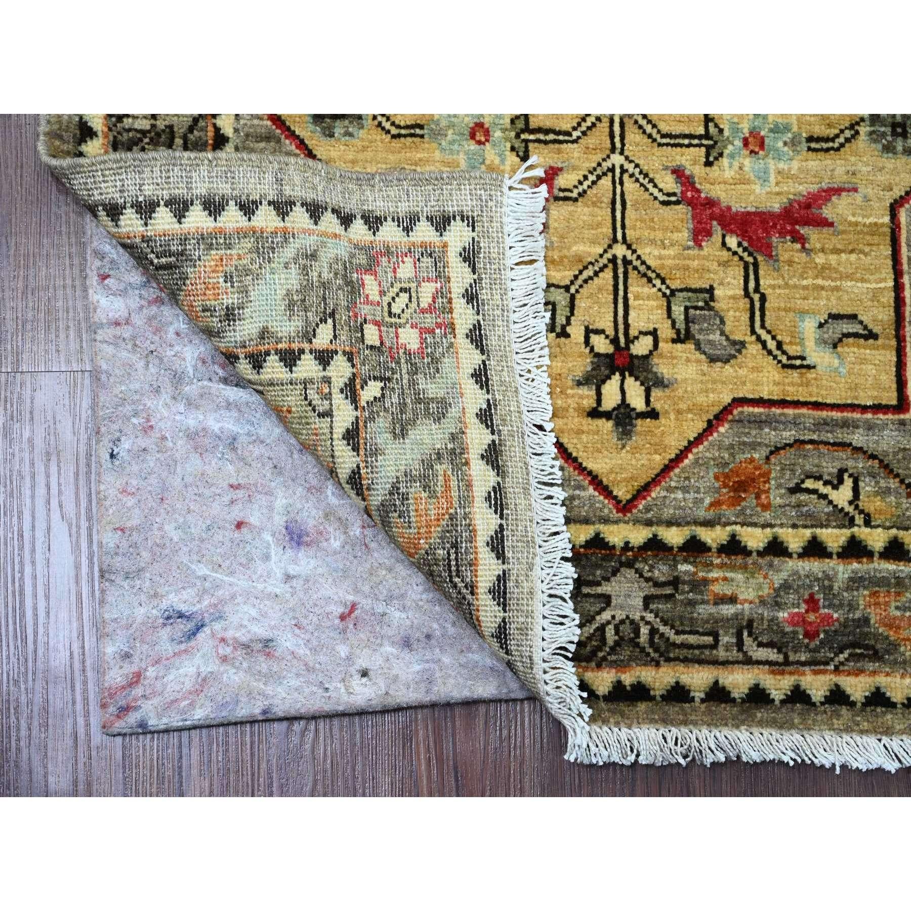 Cloud Gray, Aryana Grade, Afghan Peshawar mit kaukasischem Akstafa Design, Hochgebirgswolle, Handgeknüpft, Läufer, Orientteppich
Primäre MATERIALIEN: Wolle
Latex: Kein Flor 
Höhe: 0,25 Zoll
Stil: Transitional
Grundfarbe: Grau
Sekundäre Farben: Rot,
