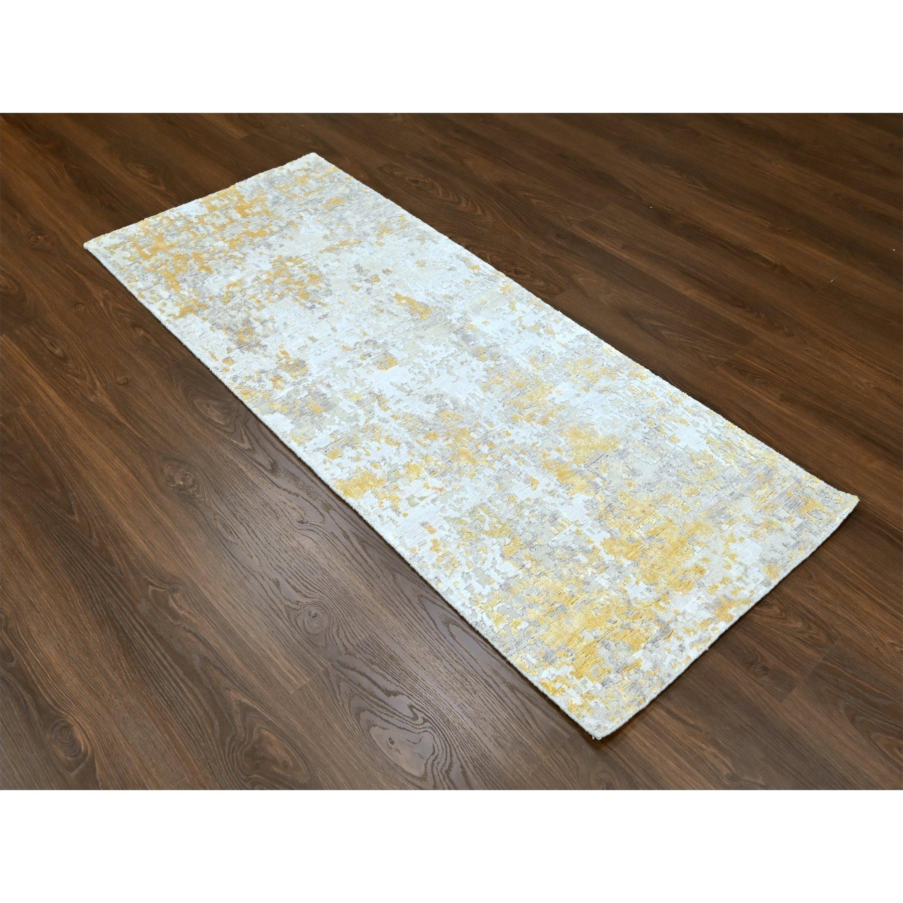Beige et or, design abstrait, laine et soie, velours ras, tissage plus dense, noué à la main, chemin de table, tapis d'Orient
Matériaux primaires : Laine et soie
Latex : Pas de poils 
hauteur : 0,25 pouces
Style : Contemporain
Couleur primaire :