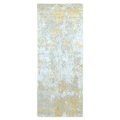2
6 "x6
 Tapis de course en laine et soie nouée à la main, beige et or, avec design abstrait