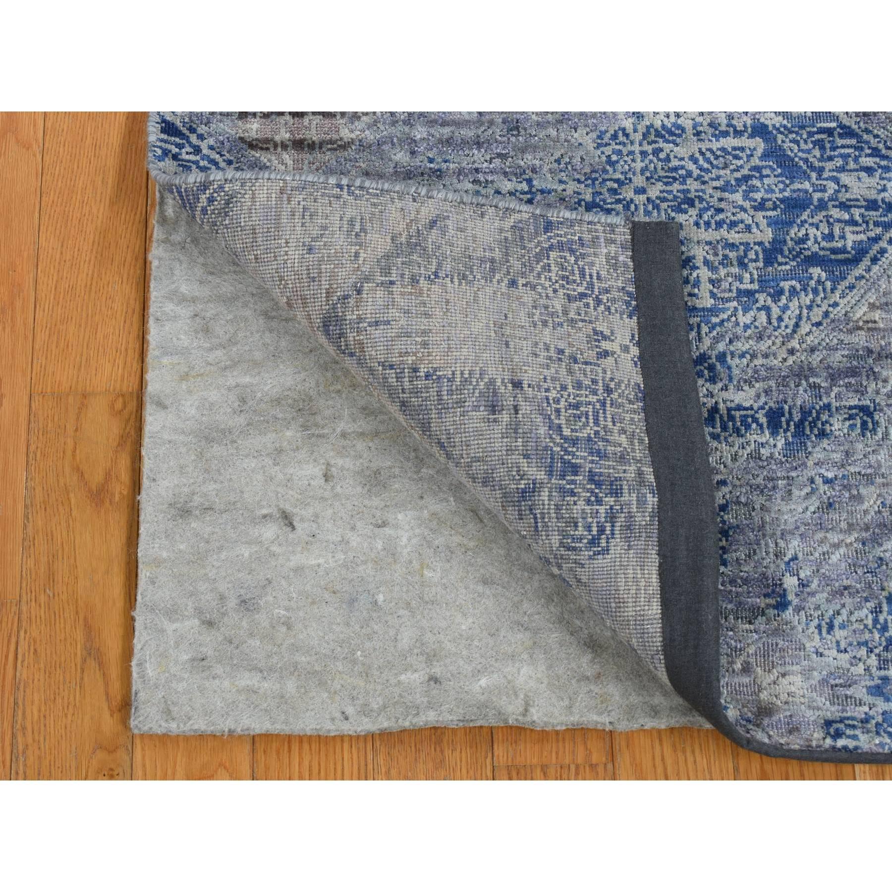 Bleu Yale, soie et laine texturée, motifs de rosettes brisées et effacées, noués à la main, tapis de course oriental
Matériaux primaires : Laine et soie
Latex : Pas de poils 
hauteur : 0,25 pouces
Style : Transitionnel
Couleur primaire :