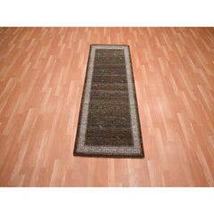 Alfombra de pasillo de lana de 2'6" x 6', de color marrón, tejida a mano con influencia de Khotan y diseño integral