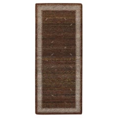 Alfombra de pasillo de lana de 2'6" x 6', de color marrón, tejida a mano con influencia de Khotan y diseño integral