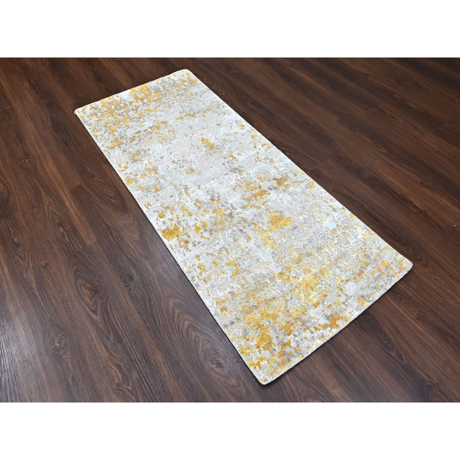 Beige con oro, Disegno astratto, Lana e seta, Pile alto e basso, Annodato a mano, Runner, Tappeto orientale
Materiali primari: Lana e seta
Lattice: No Pile 
altezza: 0,25 pollici
Stile: Di transizione
Colore primario: Beige
Colori secondari: Giallo,