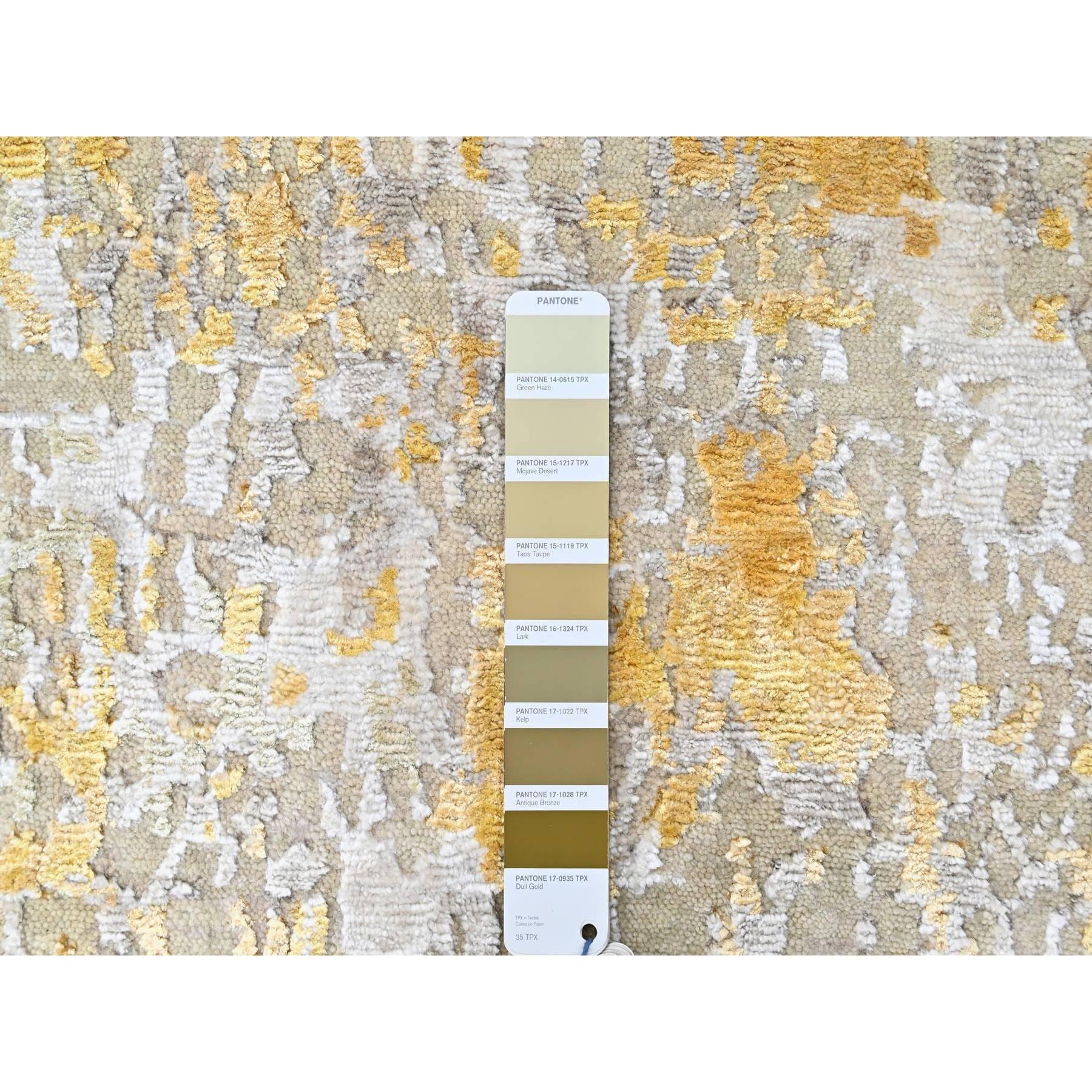 Indiano Tappeto Runner in Lana e Seta Hi-Low Pile Annodato a Mano con Design Astratto Oro 2'6 