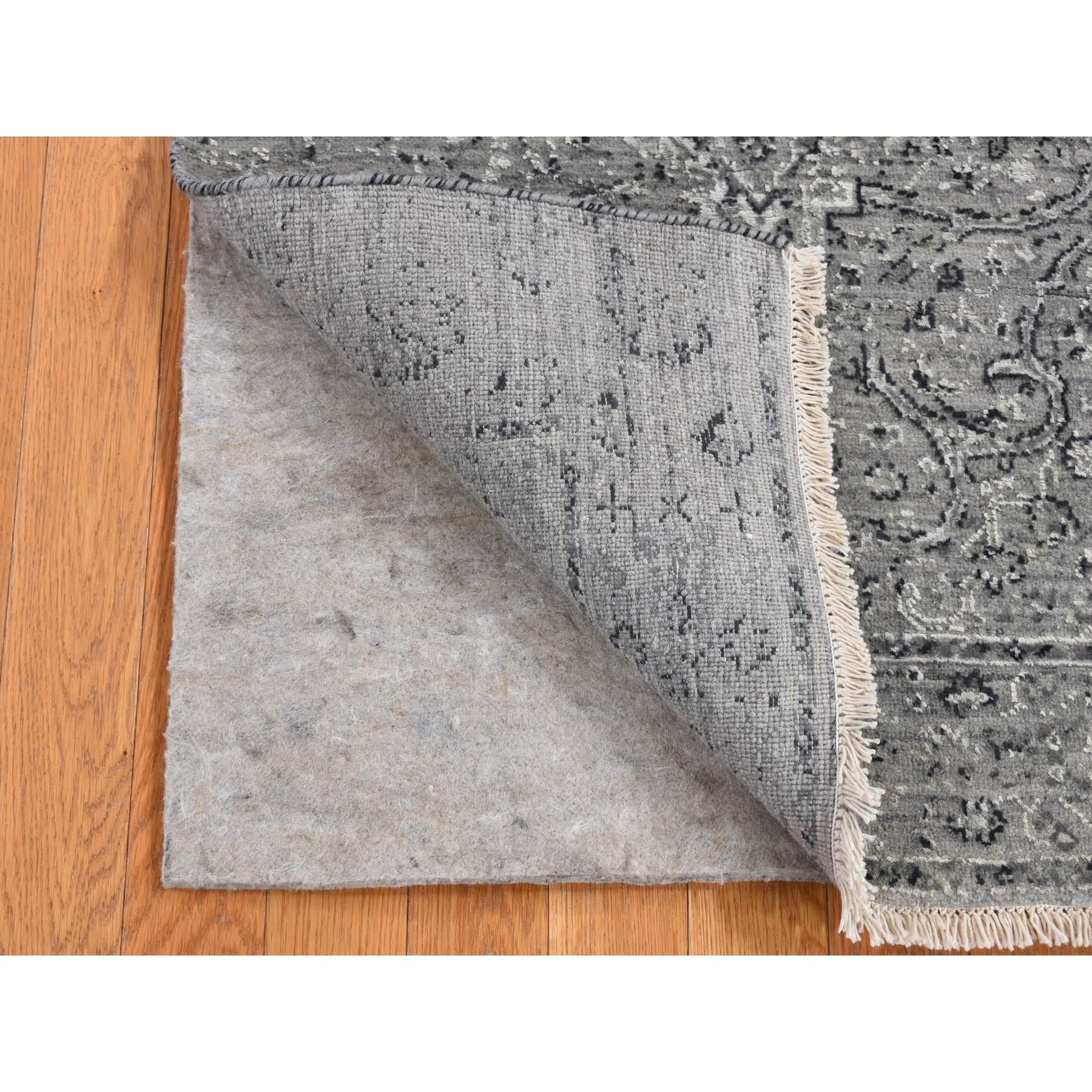 Gris nickel, brisé et effacé avec de la laine texturée Design persan, noué à la main, Runner Tapis d'Orient<br /><br />Matériaux primaires : Laine et soieLatex : NonHauteur des poils : 0.25 poucesStyle : TransitionnelCouleur principale :