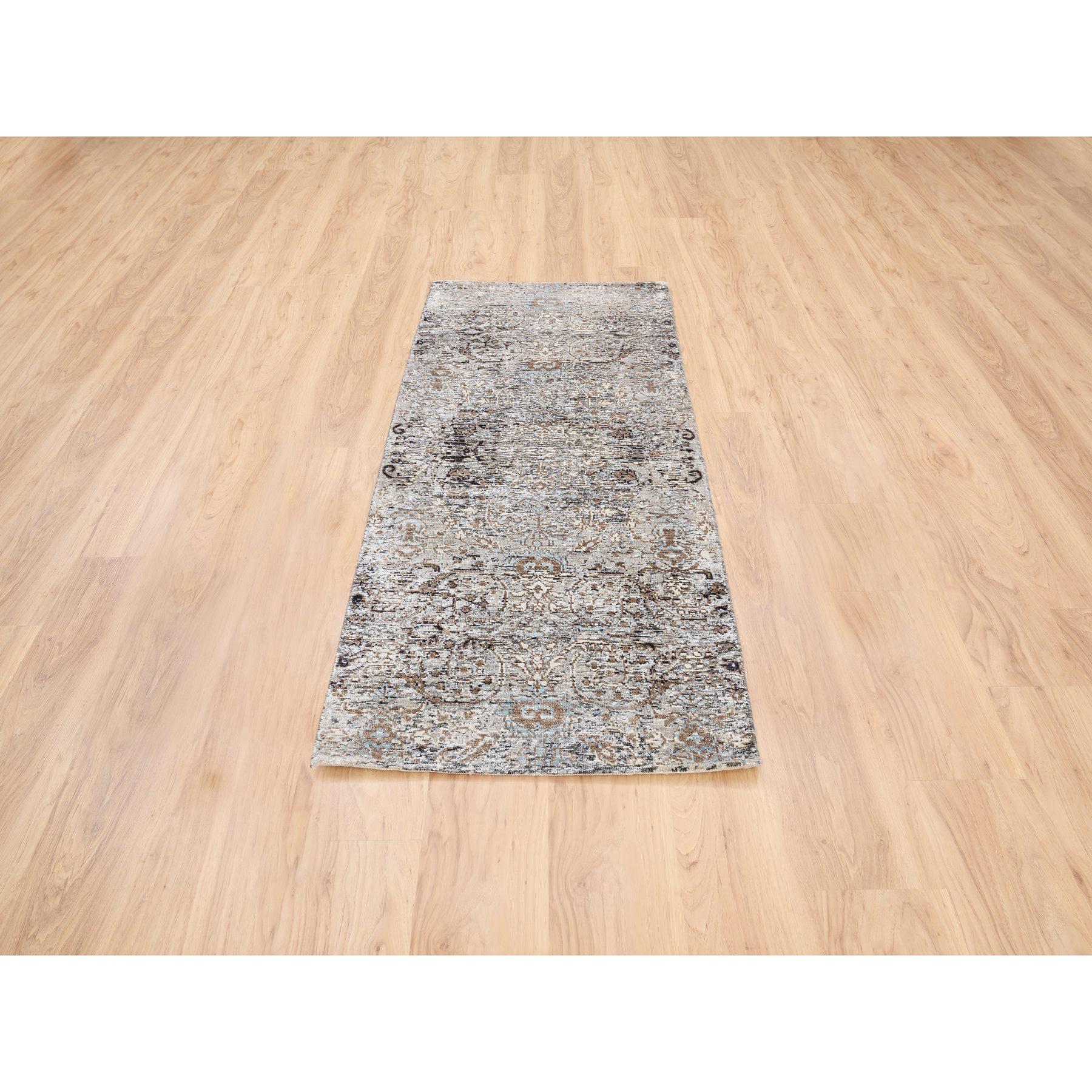Il s'agit d'un véritable tapis de course gris, moderne, transitionnel d'influence persane à motif de médaillon effacé, en soie et laine texturée, noué à la main, oriental. Il a été noué pendant des mois et des mois dans le cadre d'un tissage