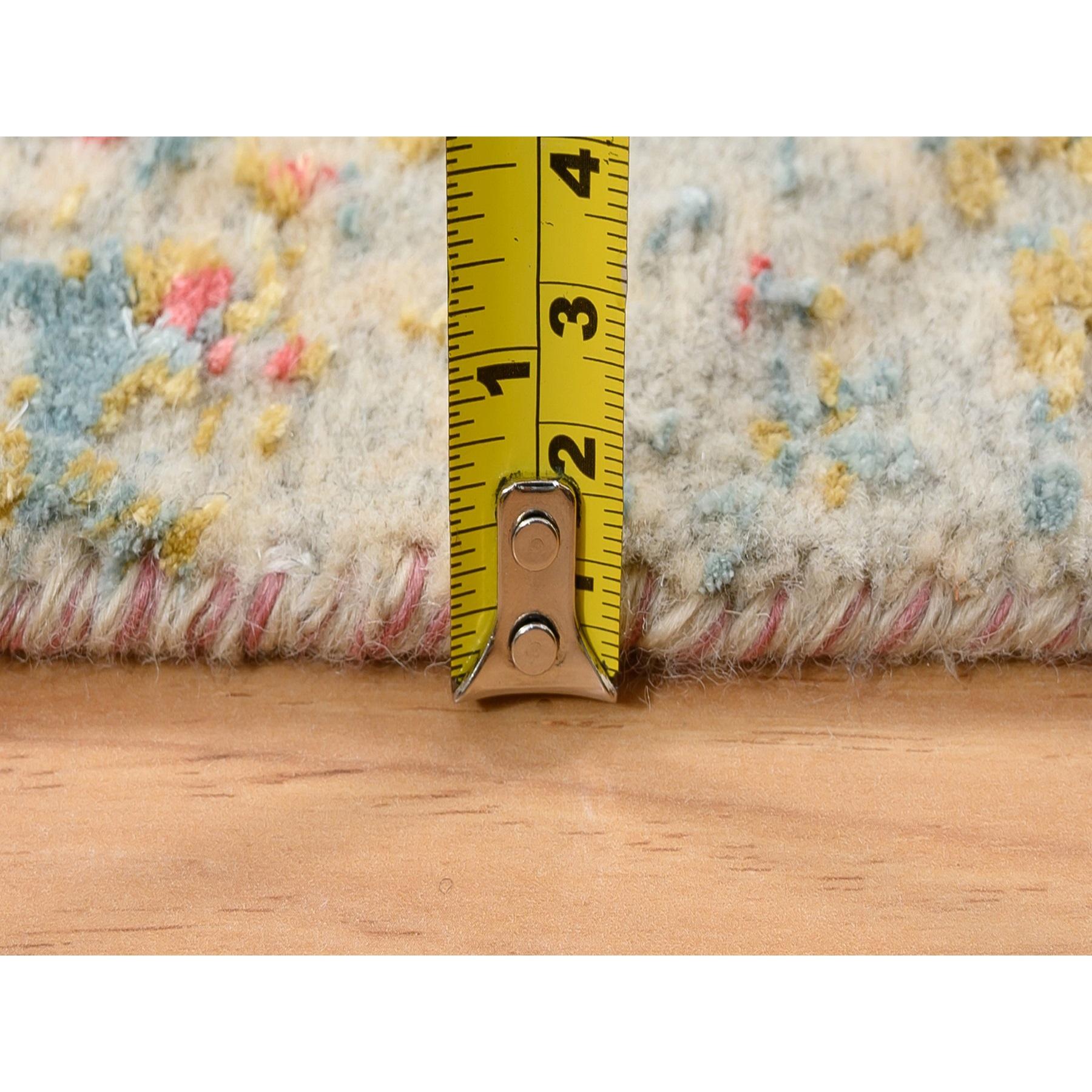 XXI secolo e contemporaneo Tappeto Runner in lana e pura seta avorio dal design persiano annodato a mano 2'6 