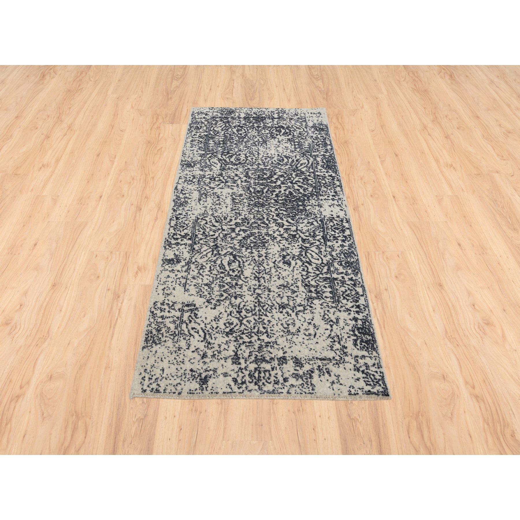 Dies ist eine wirklich echte one-of-a-kind Hand Loomed Light Gray Fine Jacquard mit gelöschten Design Wolle und Kunst Seide Oriental Runner Rug. Es wurde monatelang in jahrhundertealten Webtechniken von erfahrenen Kunsthandwerkern gewebt.
Primäre
