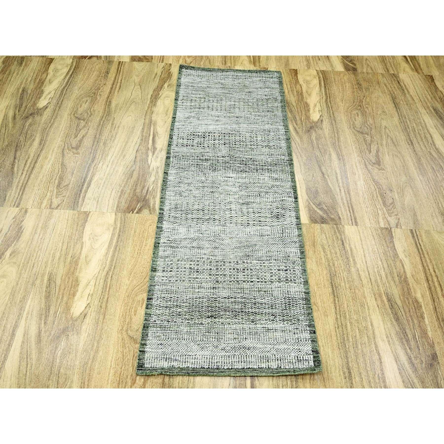 Verde Hunter, anudada a mano, diseño de hierba oxidada y desgastada con urdimbres expuestas, 100% lana, alfombra de calle, alfombra oriental
Materiales primarios: Lana 
Látex: Sin pelo 
altura: 0,25 Pulgadas
Estilo: Contemporáneo
Color principal: