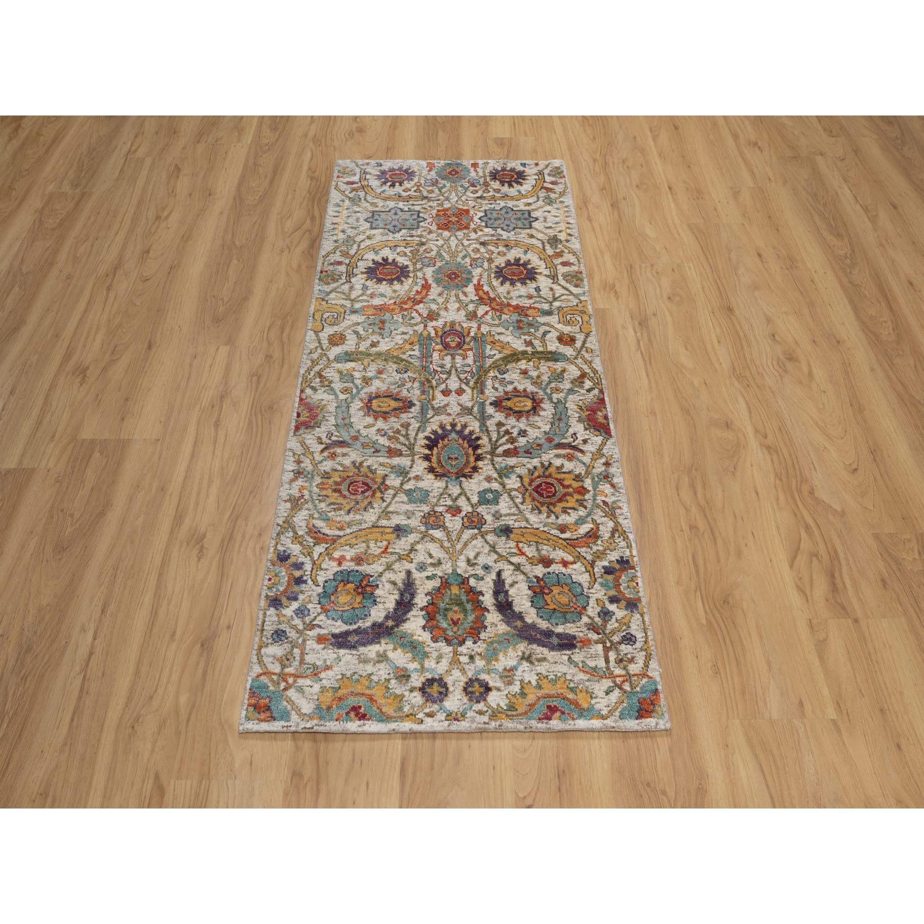 Blanc albâtre, soie avec laine texturée, motif coloré de feuilles de faucille, noué à la main, sans bordure, chemin de table, tapis d'Orient<br /><br />Matériaux de base : Laine et soieLatex : NonHauteur des poils : 0.25 poucesStyle :