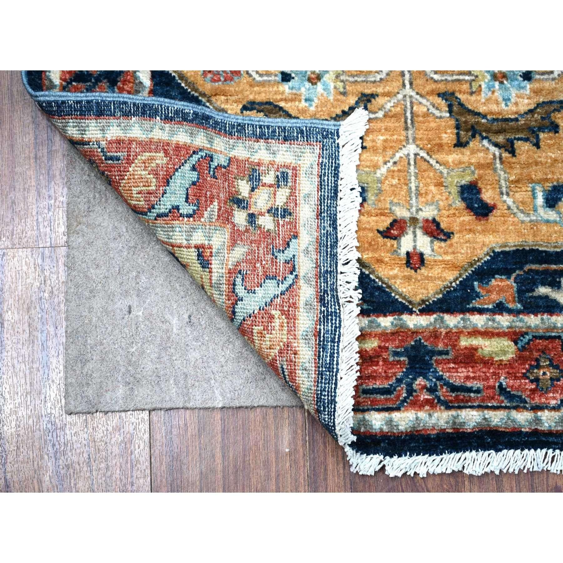 Dies ist eine wirklich echte one-of-a-kind Fine Aryana Collection, kaukasischen Akstafa Design, handgeknüpft, reine Wolle, Orientteppich. Es wurde monatelang von erfahrenen Kunsthandwerkern in jahrhundertealten Webtechniken geknüpft.
Primäre
