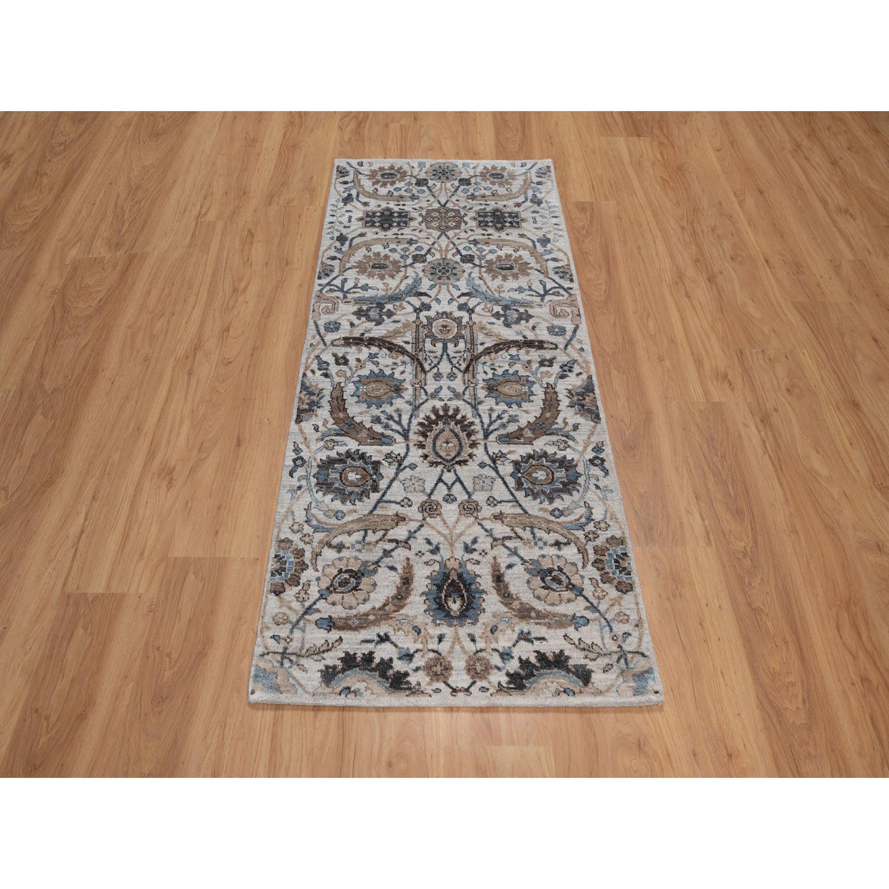 Gris nuage, motif de feuilles de faucille, noué à la main, pelucheux et luxuriant, soie et laine texturée, sans bordure, chemin de table, tapis d'Orient<br /><br />Matériaux de base : Laine et soieLatex : NonHauteur des poils : 0.25 poucesStyle :