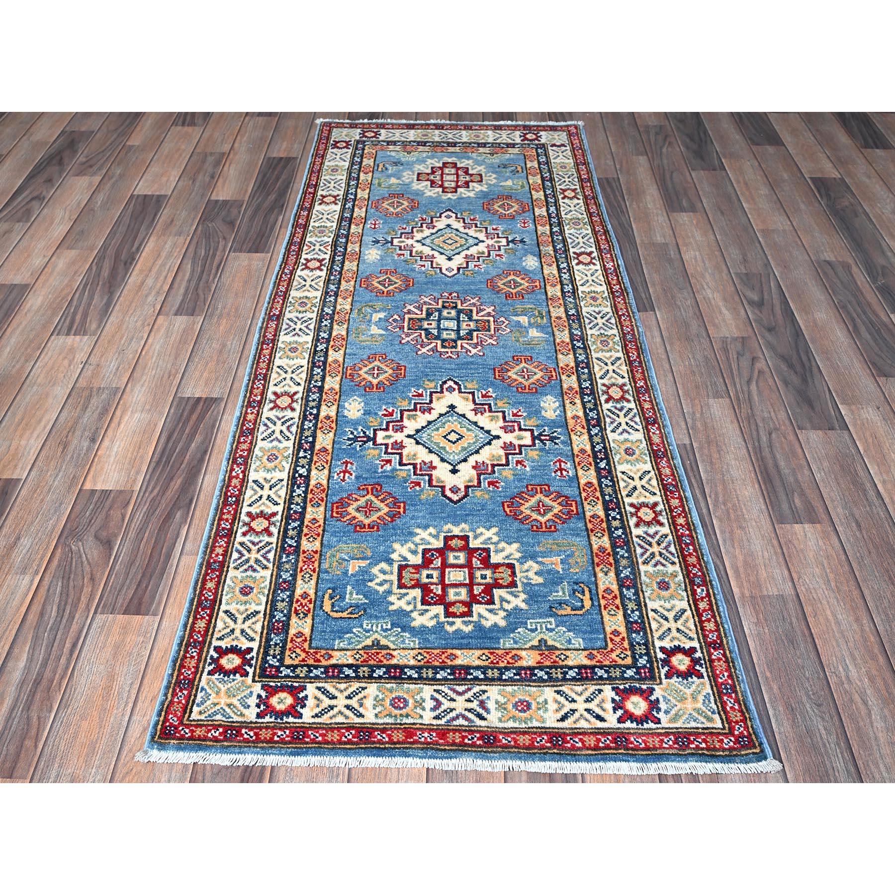 Carolina Blue, Kazak avec motifs géométriques en médaillons, noué à la main, laine douce et brillante, teintures végétales, tissage plus dense, tapis de course, tapis d'Orient
Matières premières : Laine
Latex : Pas de poils 
hauteur : 0,25