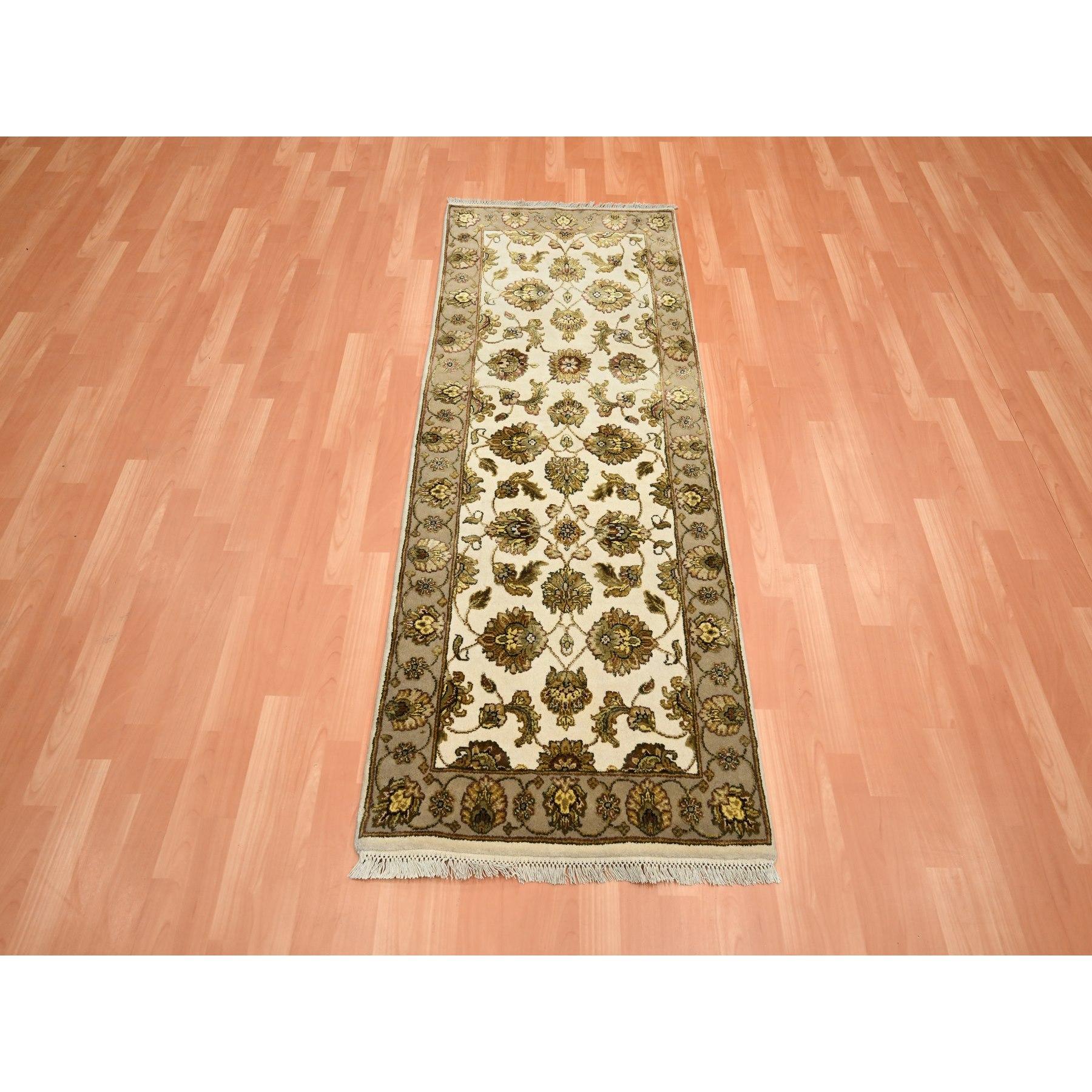 Bianco osso, Rajasthan con Design/One di foglie, Annodato a mano, Lana e seta, Pile morbido, spesso e soffice, Runner, Tappeto orientale
Materiali primari: Lana e seta
Lattice: No Pile 
altezza: 0,25 pollici
Stile: Tradizionale
Colore primario:
