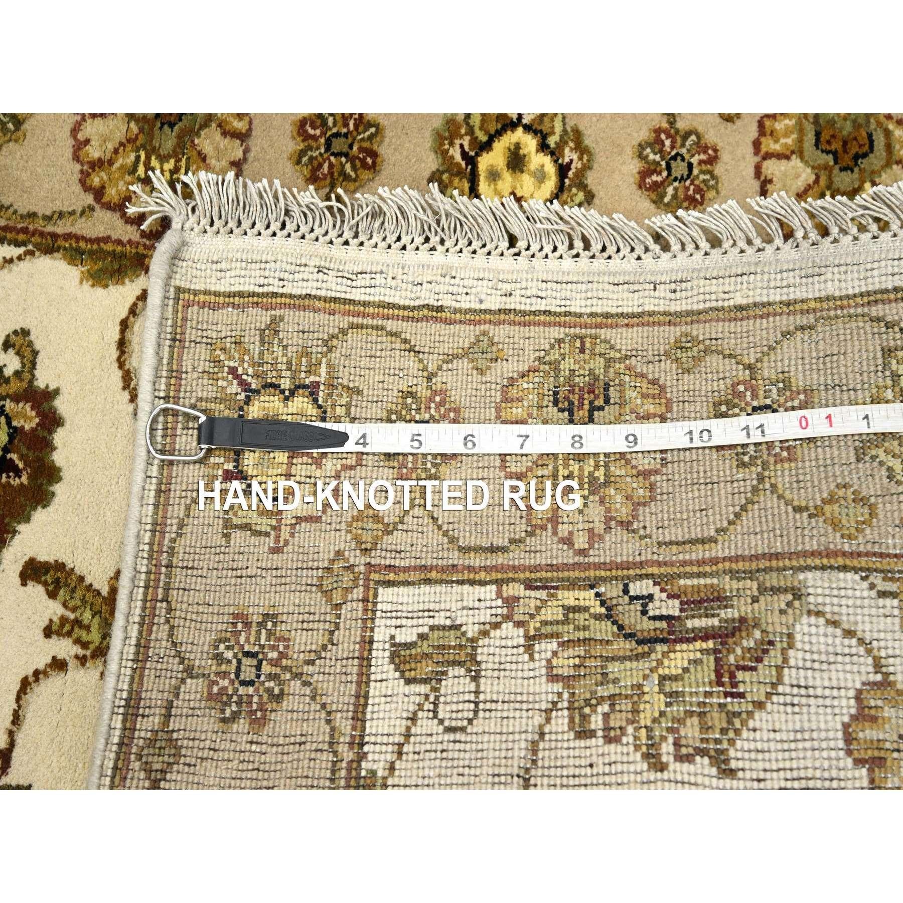 XXI secolo e contemporaneo Tappeto Rajasthan bianco osso con disegno di foglie, annodato a mano, in lana e seta in vendita