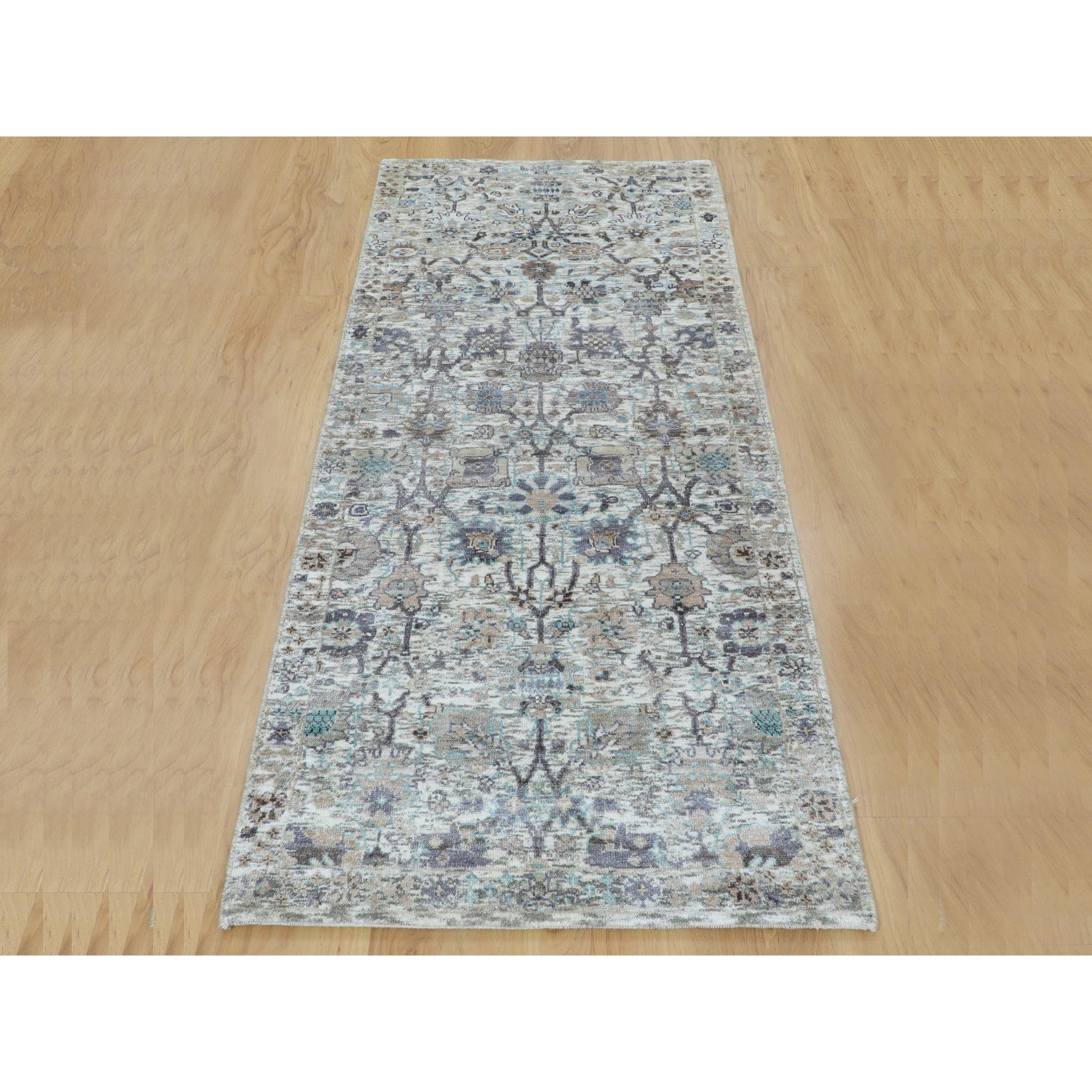 Si tratta di un autentico tappeto orientale in seta avorio con lana testurizzata Tabriz Runner annodato a mano. È stato annodato per mesi e mesi secondo le secolari tecniche di tessitura persiana da esperti artigiani.
Materiali primari: Lana e