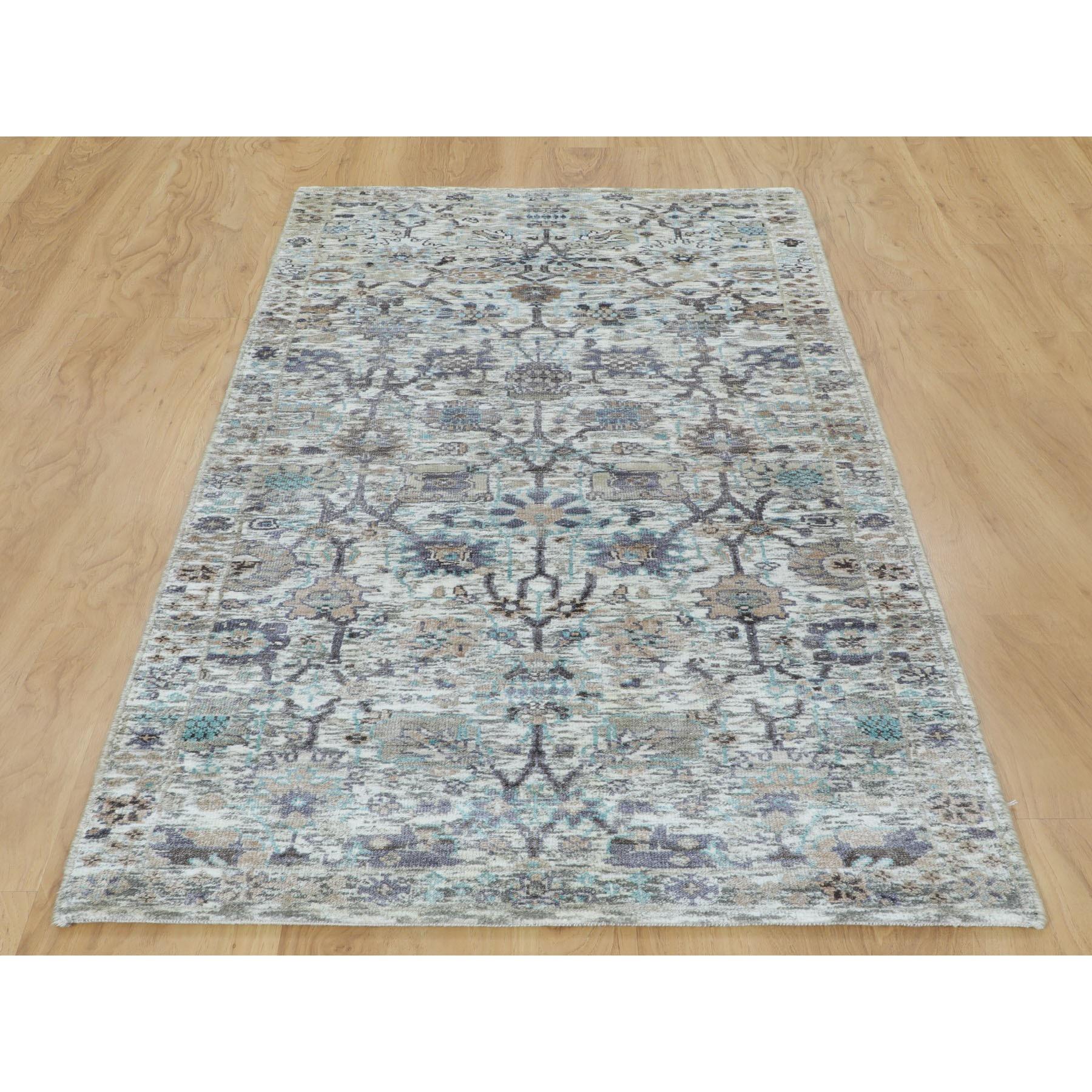Il s'agit d'un véritable tapis oriental noué à la main, unique en son genre, en soie ivoire et laine texturée Tabriz Runner. Il a été noué pendant des mois et des mois selon les techniques séculaires du tissage persan par des artisans