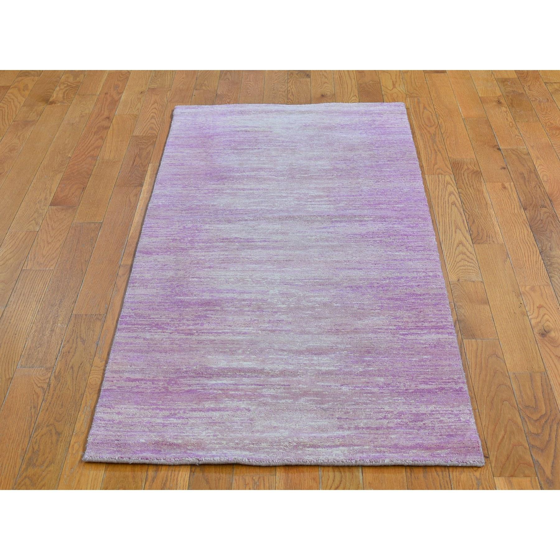 Dies ist eine wirklich echte one-of-a-kind Rosa mit einem Hauch von Elfenbein Zero Pile Natural Wool Only Horizontal Ombre Design Runner Hand Knotted Oriental Rug. Es wurde monatelang in der jahrhundertealten persischen Webkunst gewebt, und zwar