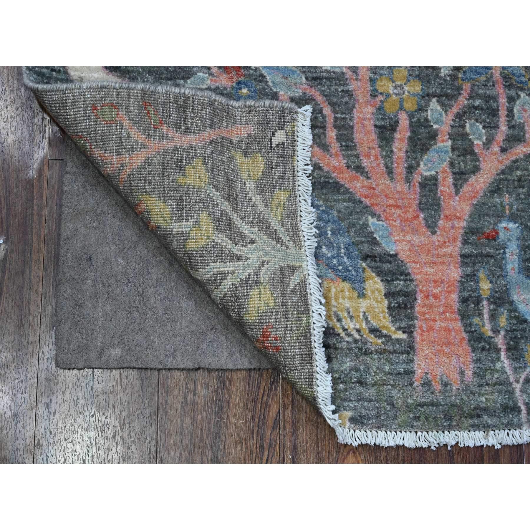 Dies ist eine wirklich echte one-of-a-kind afghanischen Peshawar mit Birds of Paradise Design, handgeknüpft, reine Wolle, Orientteppich. Es wurde monatelang von erfahrenen Kunsthandwerkern in jahrhundertealten Webtechniken geknüpft.
Primäre
