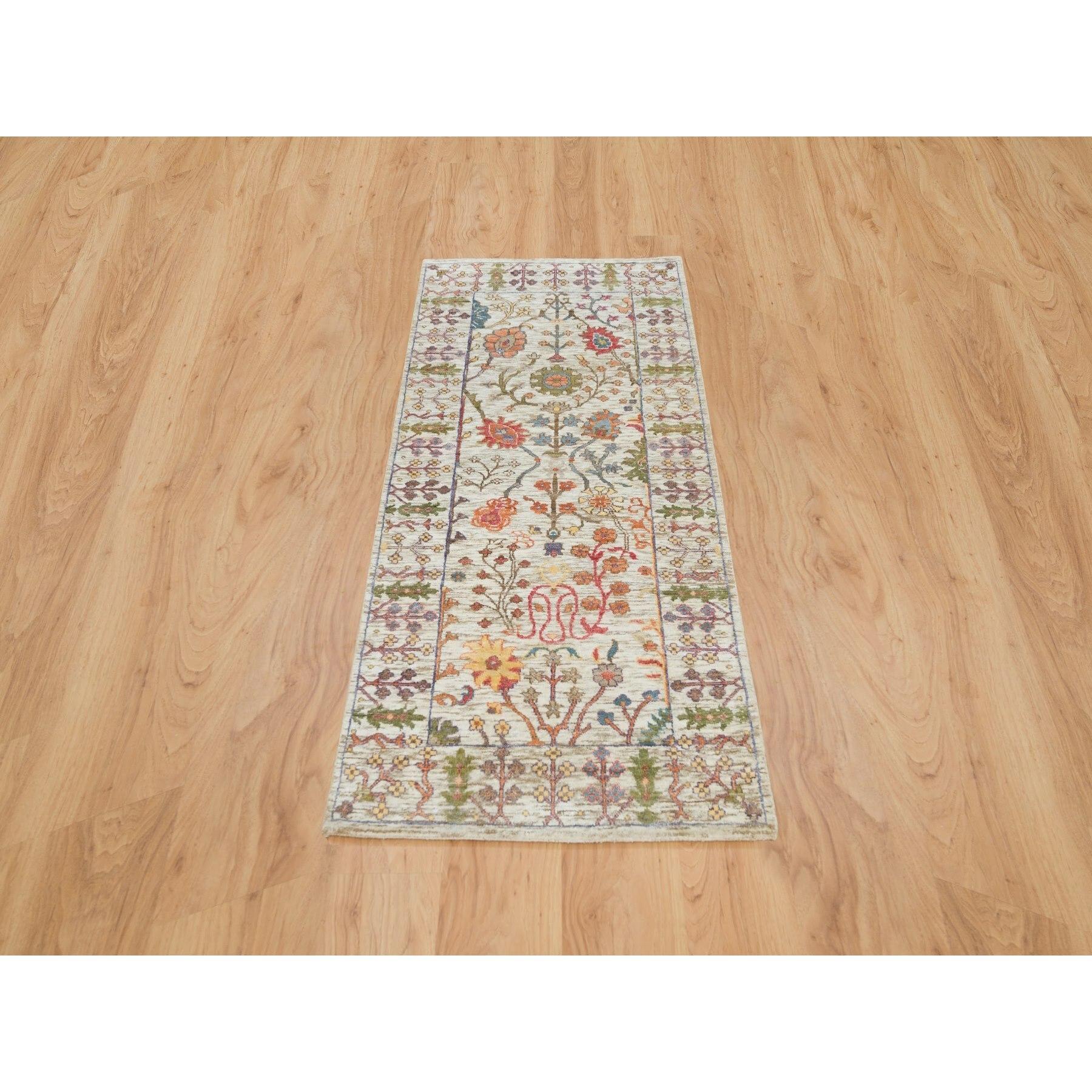 Taupe, Tappeto orientale Runner annodato a mano, Directional Vase All Over Design, Seta con lana testurizzata
Materiali primari: Lana e seta
Lattice: No Pile 
altezza: 0,25 pollici
Stile: Di transizione
Colore primario: Marrone
Colori secondari: