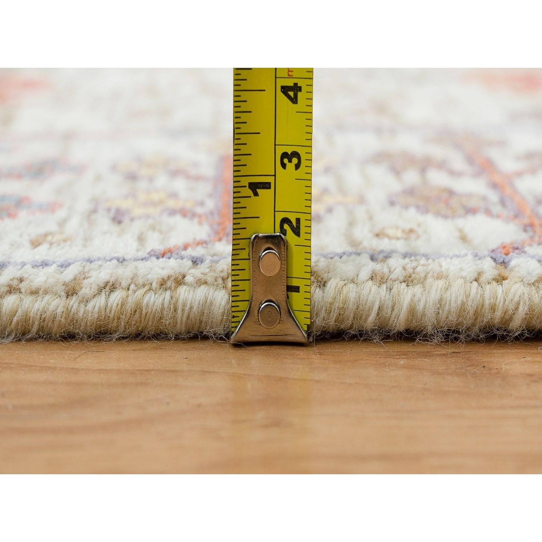 XXI secolo e contemporaneo Tappeto Runner in lana e seta, annodato a mano, con design a vasi Directional, 2'6 