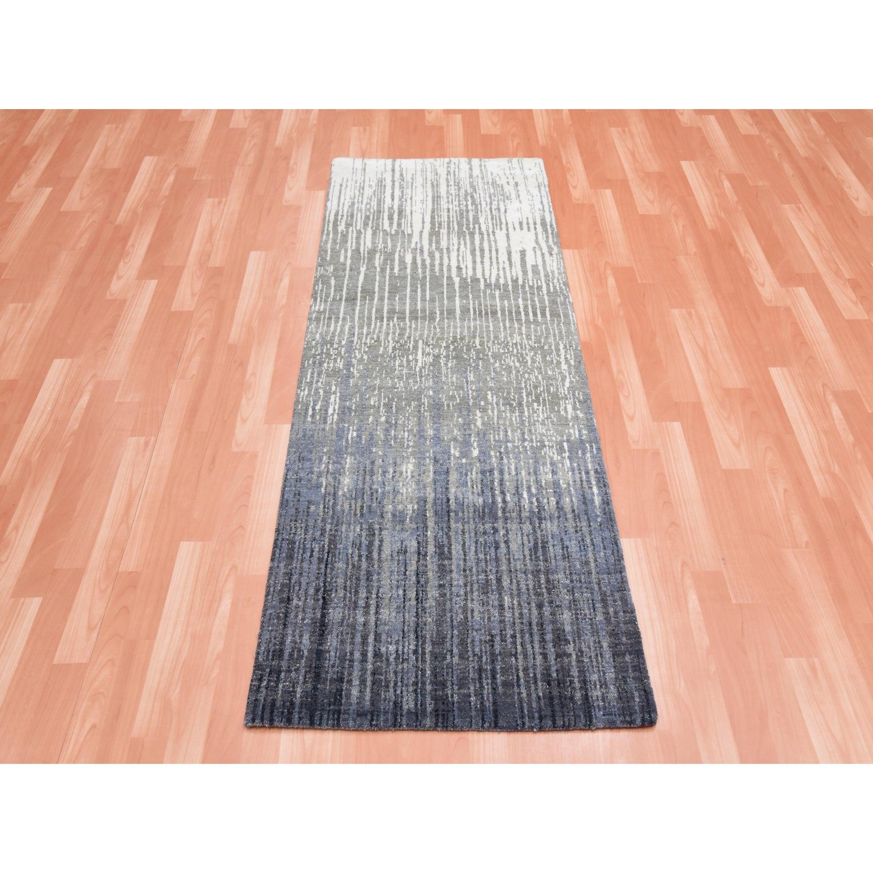 Dies ist eine wirklich echte one-of-a-kind Modern Ombre Design Densely gewebt, handgeknüpft, extra weiche Wolle Läufer Orientteppich. Es wurde monatelang von erfahrenen Kunsthandwerkern in jahrhundertealten Webtechniken geknüpft.
Primäre