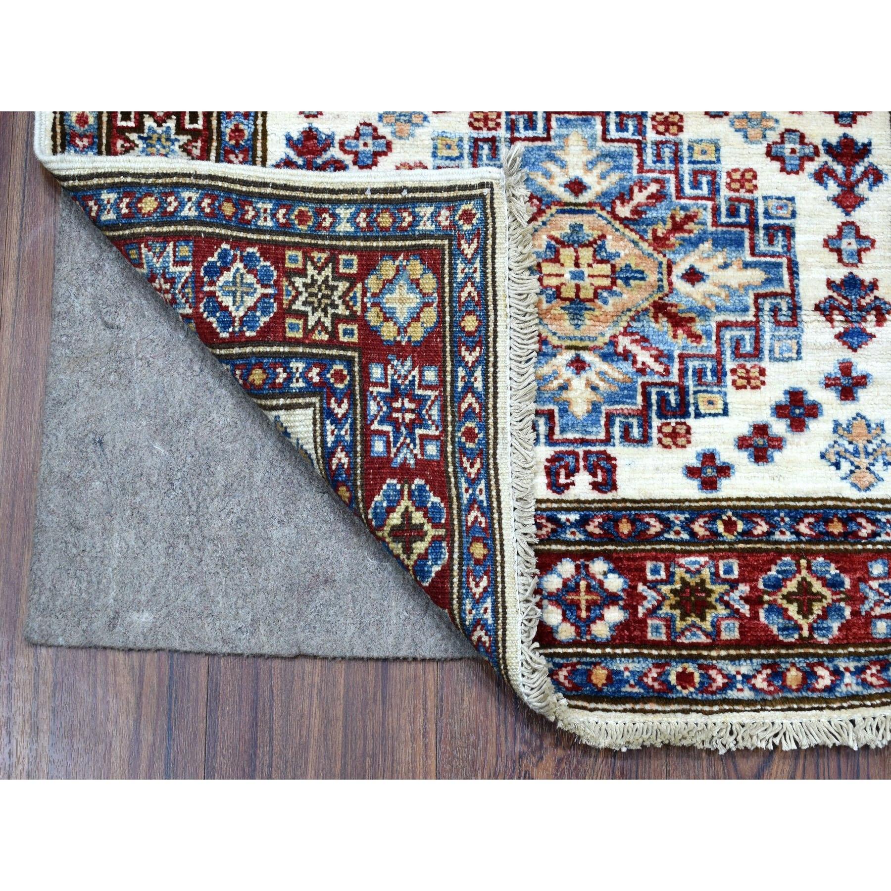 Dies ist eine wirklich echte one-of-a-kind Hand geknüpft Super Kazak mit bunten geometrischen Medaillons aus reiner Wolle Elfenbein orientalischen Läufer Teppich. Es wurde monatelang von erfahrenen Kunsthandwerkern in jahrhundertealten Webtechniken