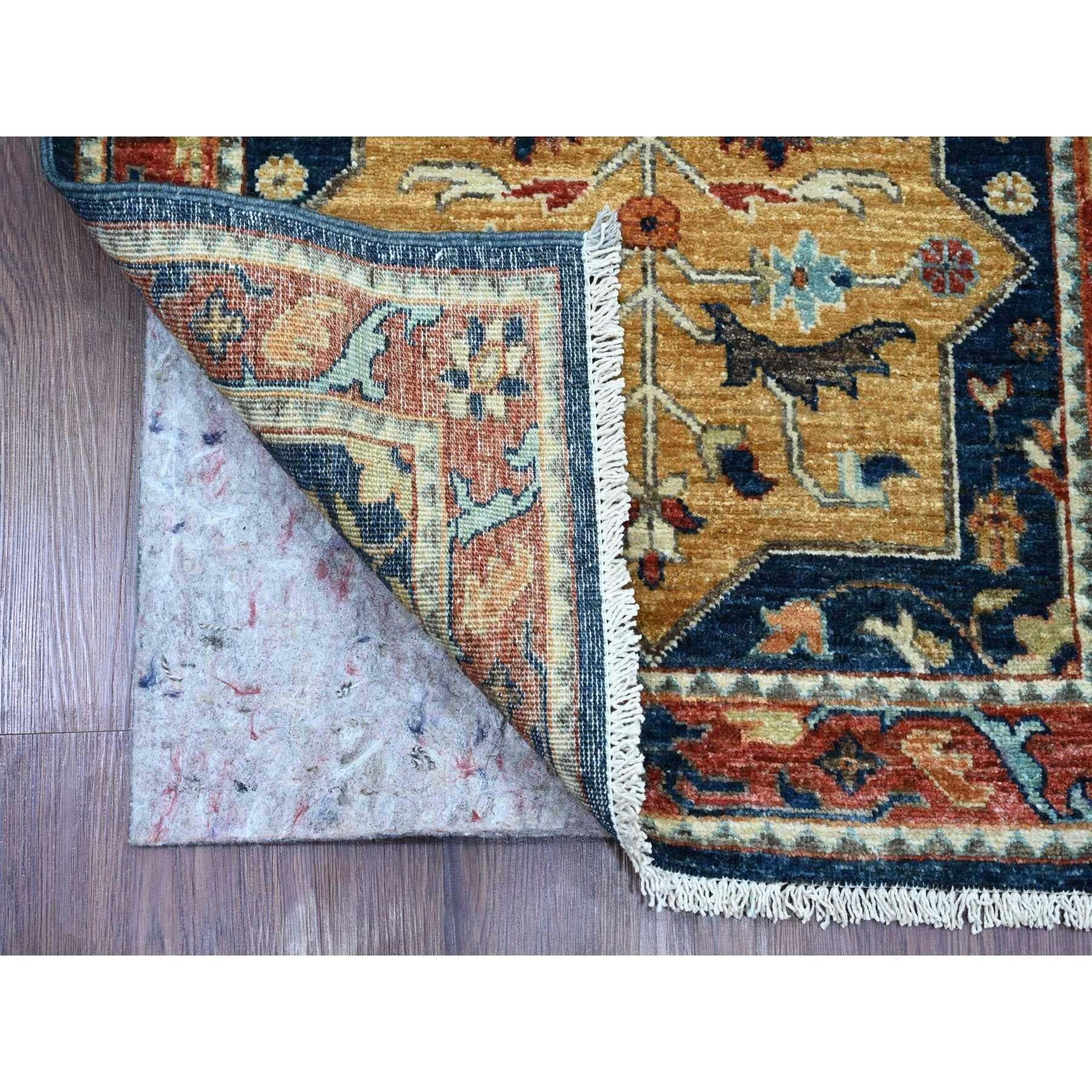 Azul Denim, Grado Aryana, Peshawar Afgano con Diseño Akstafa Caucásico, Lana de Alta Montaña, Anudada a Mano, Corredor, Alfombra Oriental
Materiales primarios: Lana
Látex: Sin pelo 
altura: 0,25 Pulgadas
Estilo: Transicional
Color principal: