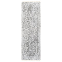 2'6"x7'10" Grauer handgeknüpfter Läufer aus Wolle und reiner Seide im persischen Design mit Brokenmuster