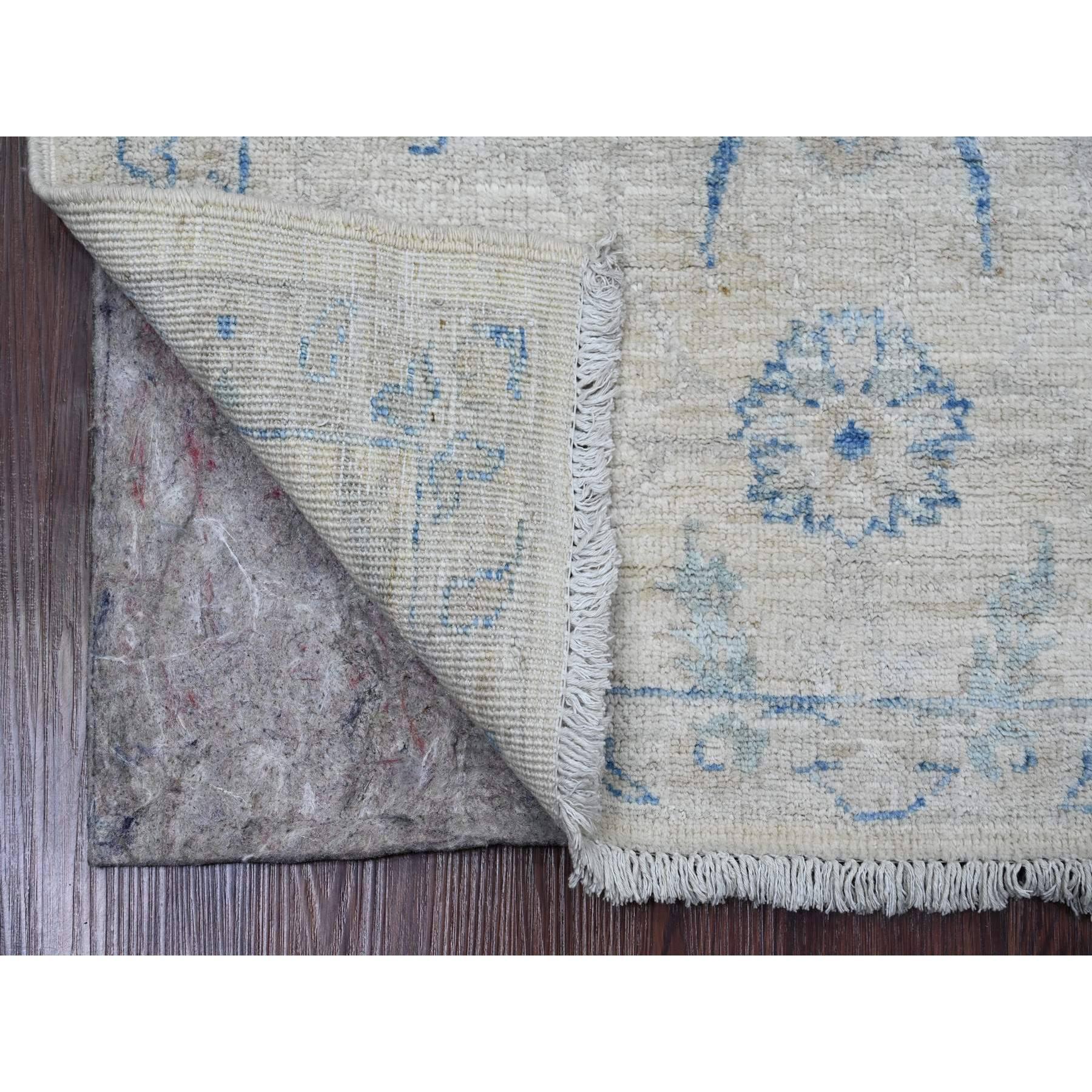 Chiffon White, annodato a mano, Peshawar lavato con design a foglie, tinture naturali, 100% lana, Runner, Tappeto orientale
Materiali primari: Lana
Lattice: No Pile 
altezza: 0,25 pollici
Stile: Di transizione
Colore primario: Avorio
Colori