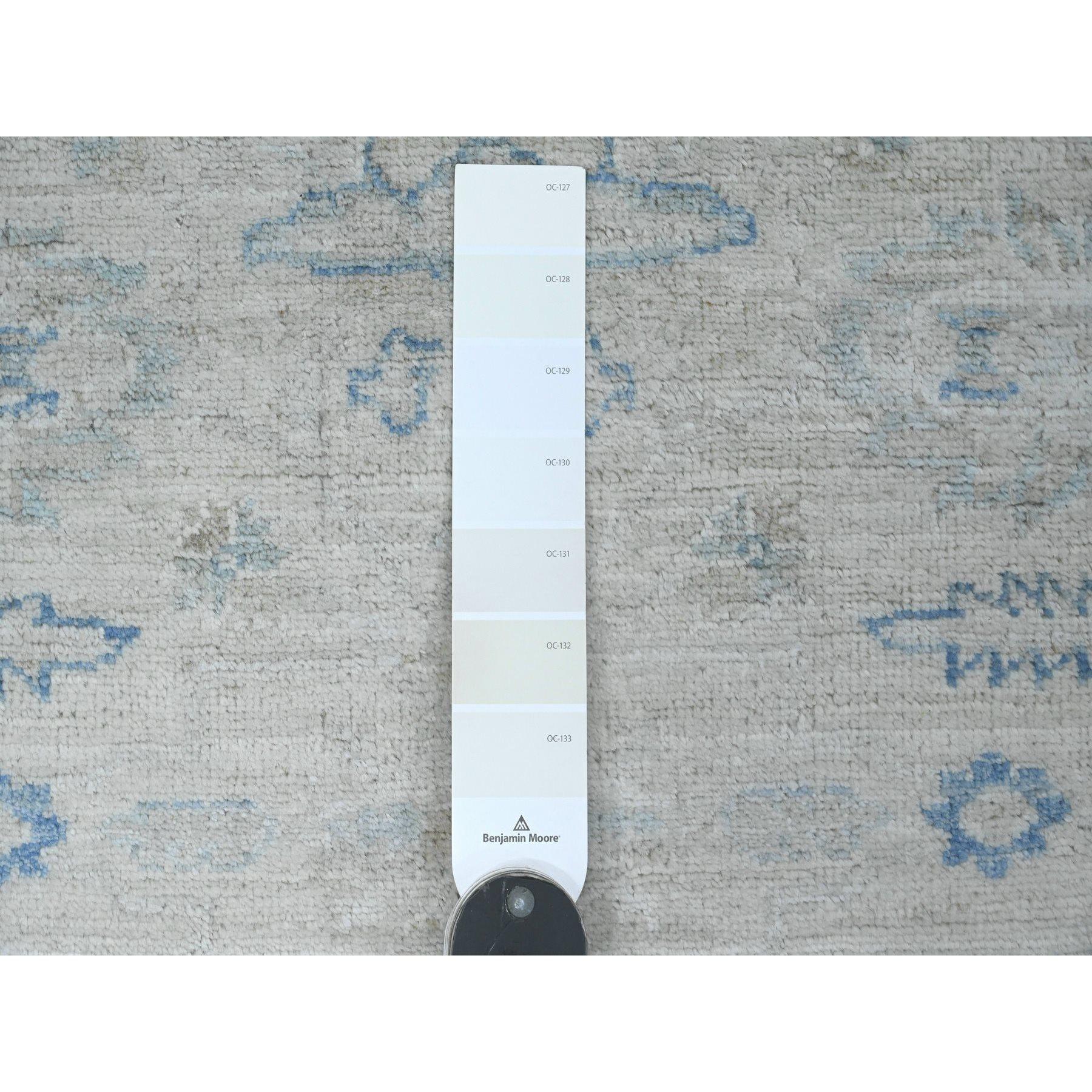 Oushak Tappeto Runner bianco in lana lavata a mano con design a foglie di Peshawar, 2'6 