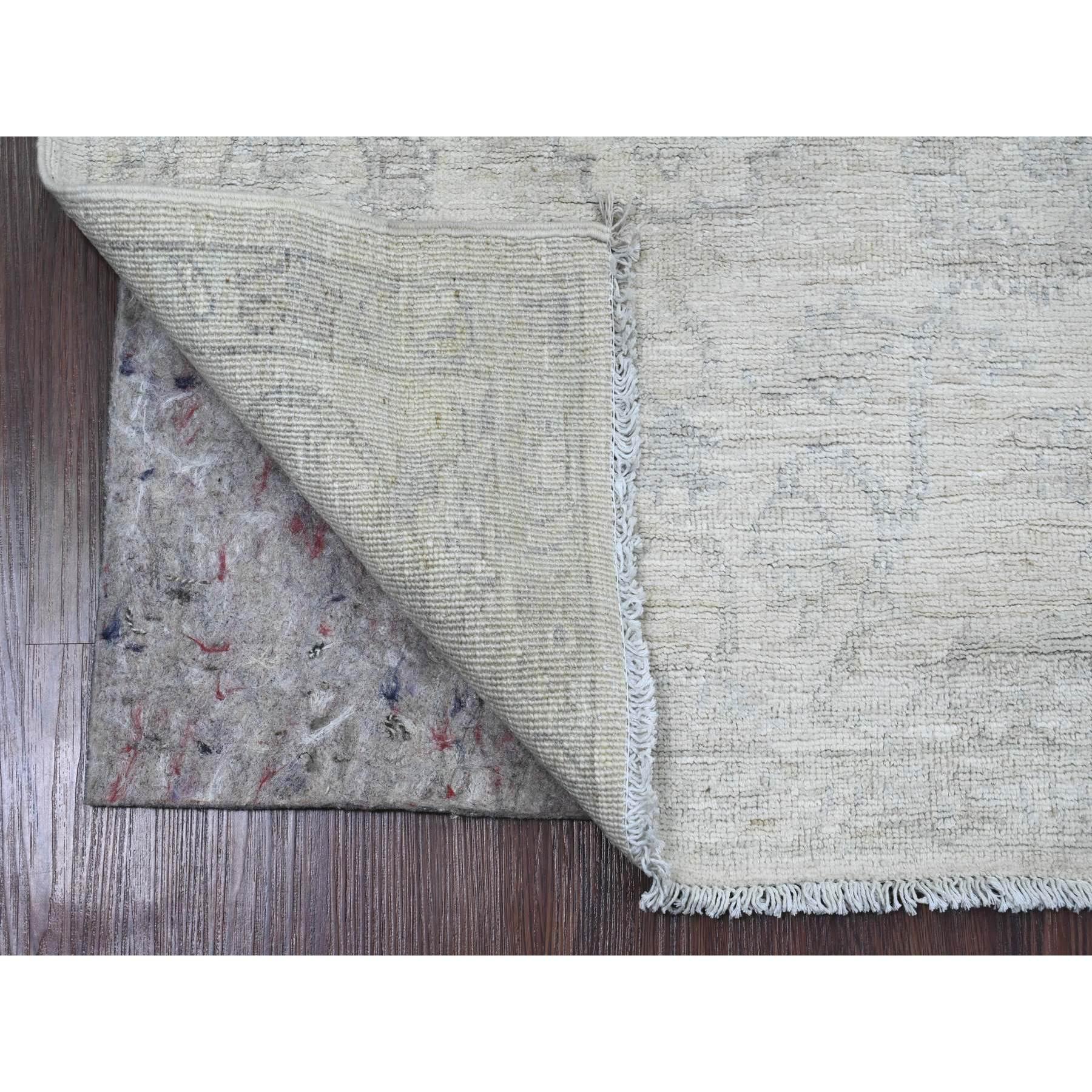 Chiffon White, Washed Out Peshawar with Faded Out Leaf Design, Pure Wool, Hand Knotted, Natural Dyes, Runner, Oriental Rug
Matières premières : Laine
Latex : Pas de poils 
hauteur : 0,25 pouces
Style : Transitionnel
Couleur primaire :
