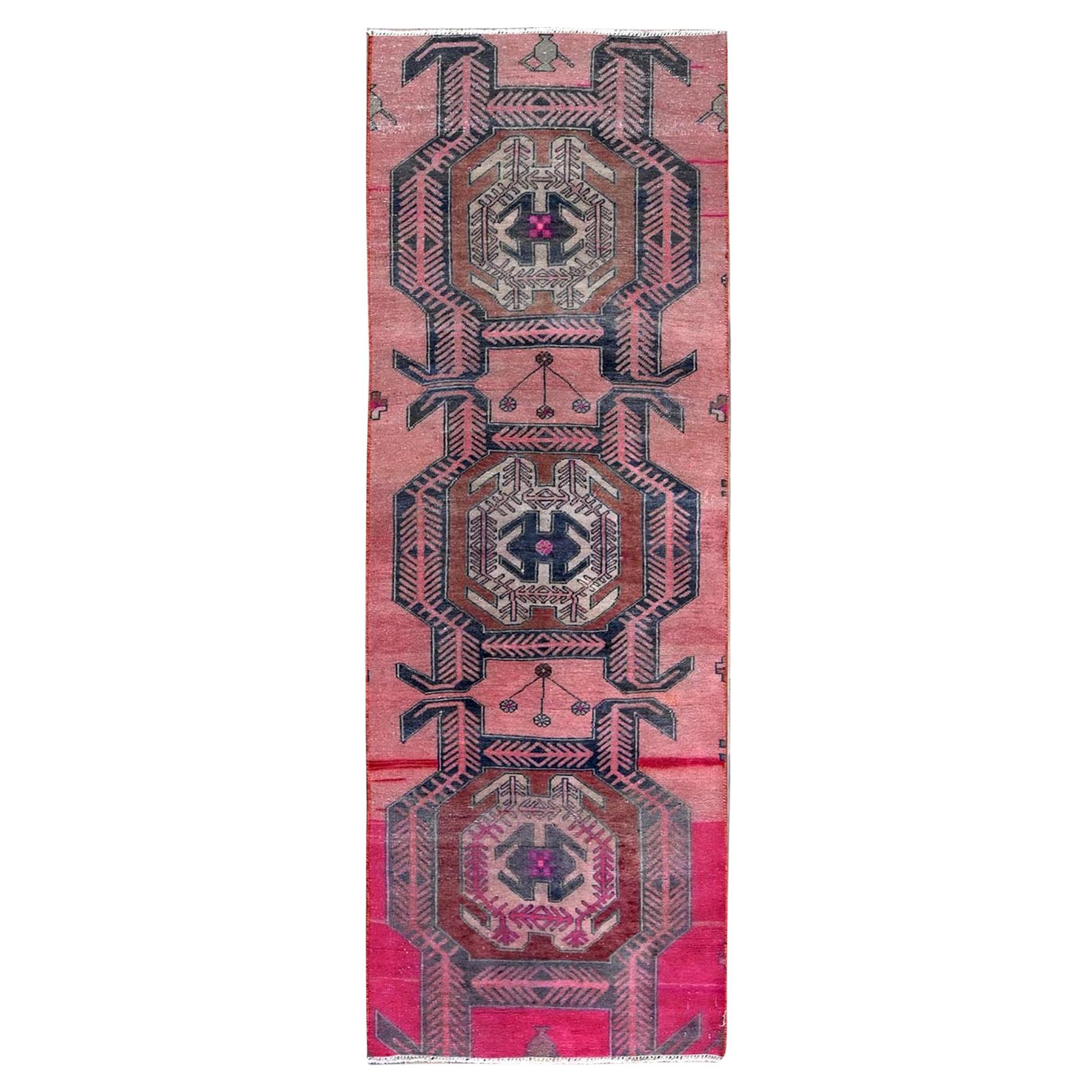 Tappeto Runner Vintage Persiano Annodato a Mano in Tutta Lana, 2'6 "x7'6" Colore Salmone Sovrascritto