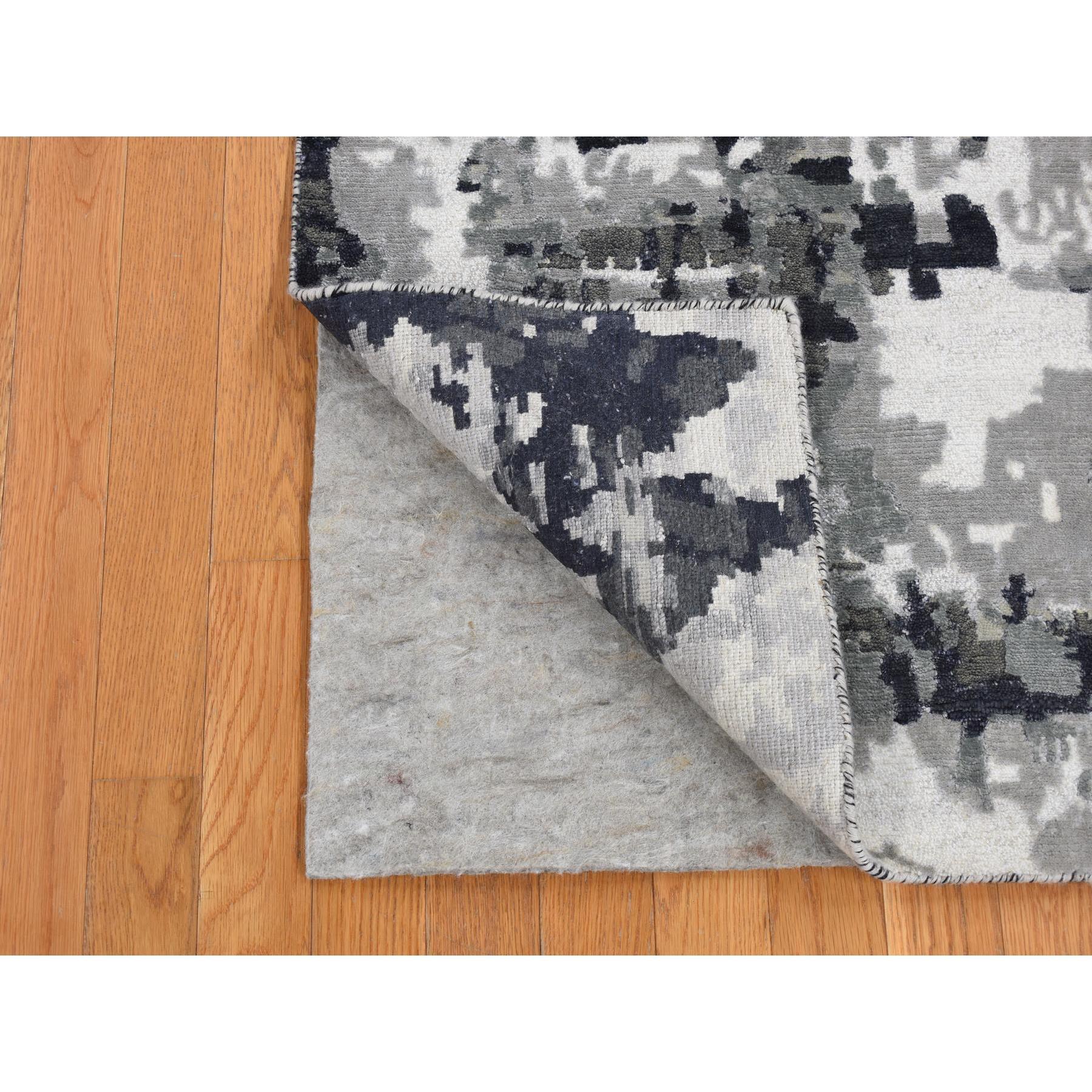 Eerie Black, Hochflor, Abstraktes Design, Wolle und Seide, Handgeknüpft, Läufer Orientteppich
Primäre MATERIALIEN: Wolle & Seide
Latex: Kein Flor 
Höhe: 0,25 Zoll
Stil: Transitional
Grundfarbe: Schwarz
Sekundärfarben: Elfenbein, Grau
Muster: