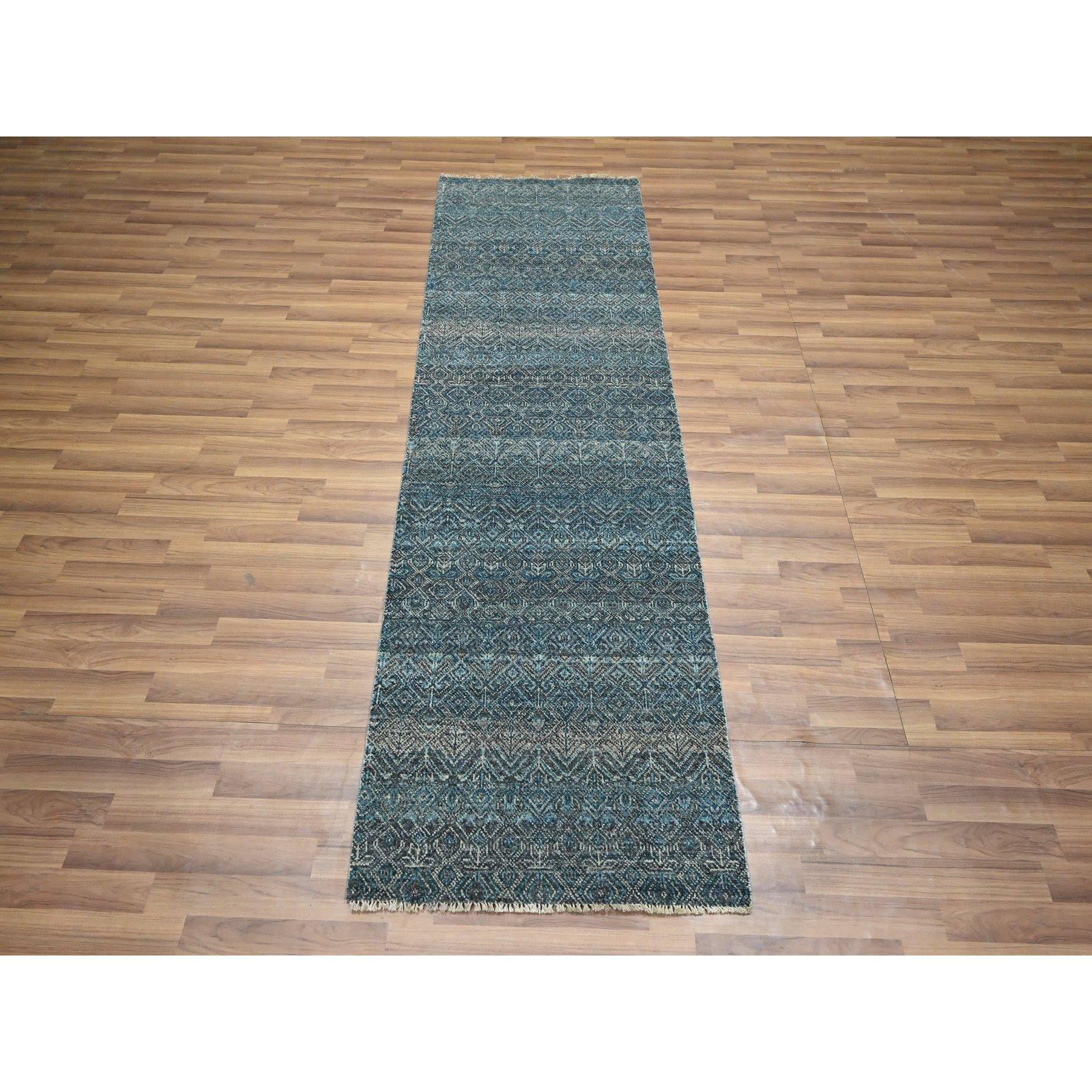 Bleu jaspe, ton sur ton, Kohinoor Herat avec petit motif géométrique répétitif en forme de diamant, laine douce, noué à la main, tapis de course, tapis d'Orient
Matières premières : Laine
Latex : Pas de poils 
hauteur : 0,25 pouces
Style :