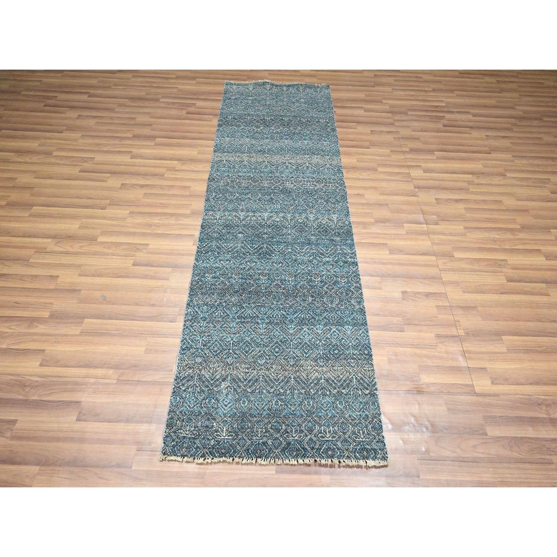 Bleu Pacifique, noué à la main, motif Kohinoor Herat, petit motif géométrique répétitif en forme de losange, laine douce, ton sur ton, chemin de roulement, tapis d'Orient
Matières premières : Laine
Latex : Pas de poils 
hauteur : 0,25 pouces
Style :