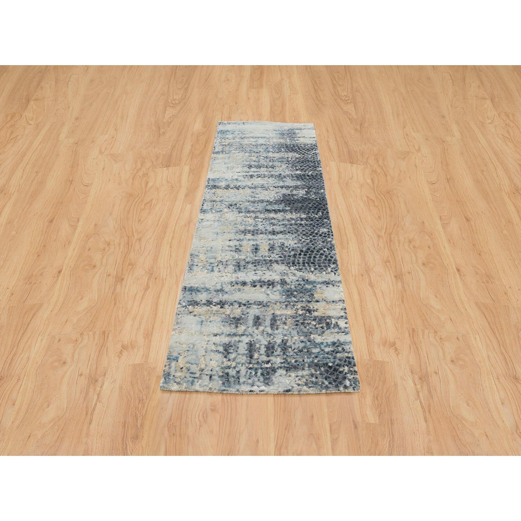 Blau und Grau, Modern Abstrakt mit Mosaik Design, Wolle und Seide Handgeknüpft, Läufer Orientteppich
Primäre MATERIALIEN: Wolle & Seide
Latex: Kein Flor 
Höhe: 0,25 Zoll
Stil: Transitional
Grundfarbe: Blau
Sekundäre Farben: Ballad Blau, Beige,