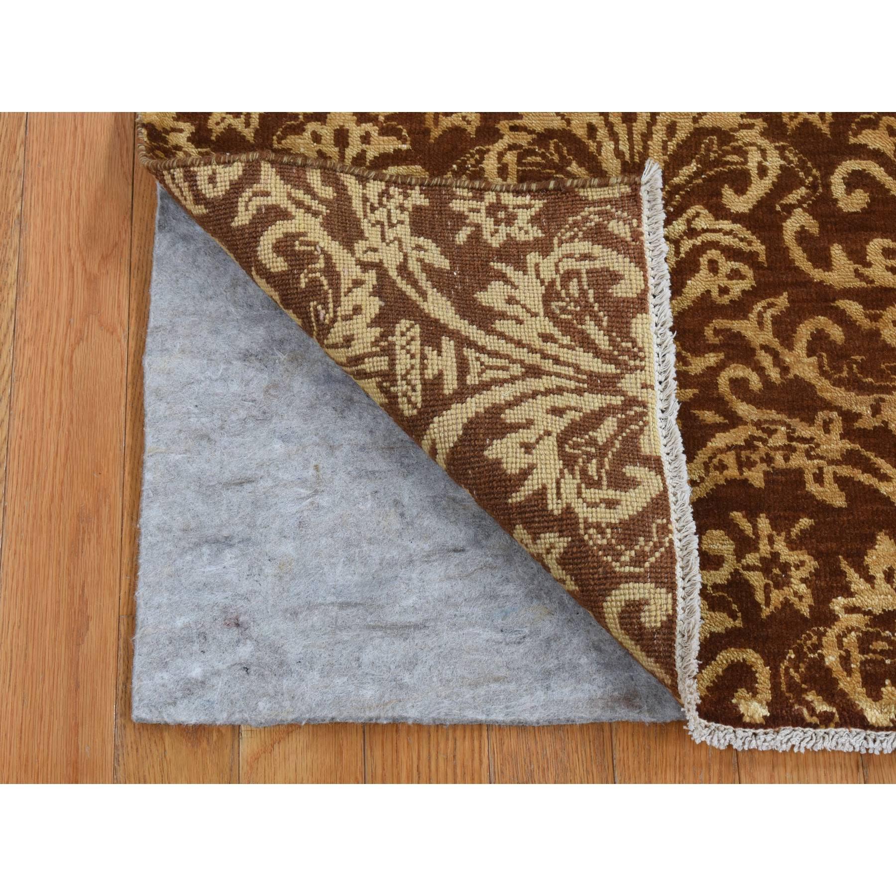 Cafe Noir Braun, Abarasque Design Ton in Ton, Wolle und Seide, Handgefertigt, Läufer Orientteppich
Primäre MATERIALIEN: Wolle & Seide
Latex: Kein Flor 
Höhe: 0,25 Zoll
Stil: Transitional
Grundfarbe: Braun
Sekundäre Farben: Beige
Muster: Orientalisch