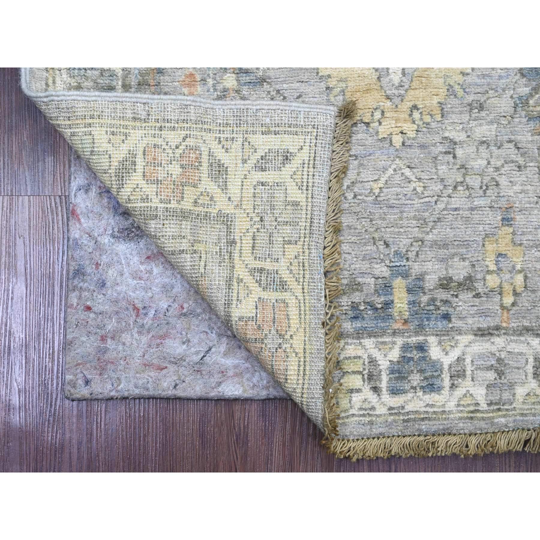 Wolkengrau, Peshawar mit Heriz All Over Design, Hochgebirgswolle, dicht gewebt, handgeknüpft, natürliche Farbstoffe, Läufer, Orientteppich
Primäre MATERIALIEN: Wolle
Latex: Kein Flor 
Höhe: 0,25 Zoll
Stil: Transitional
Grundfarbe: Grau
Sekundäre