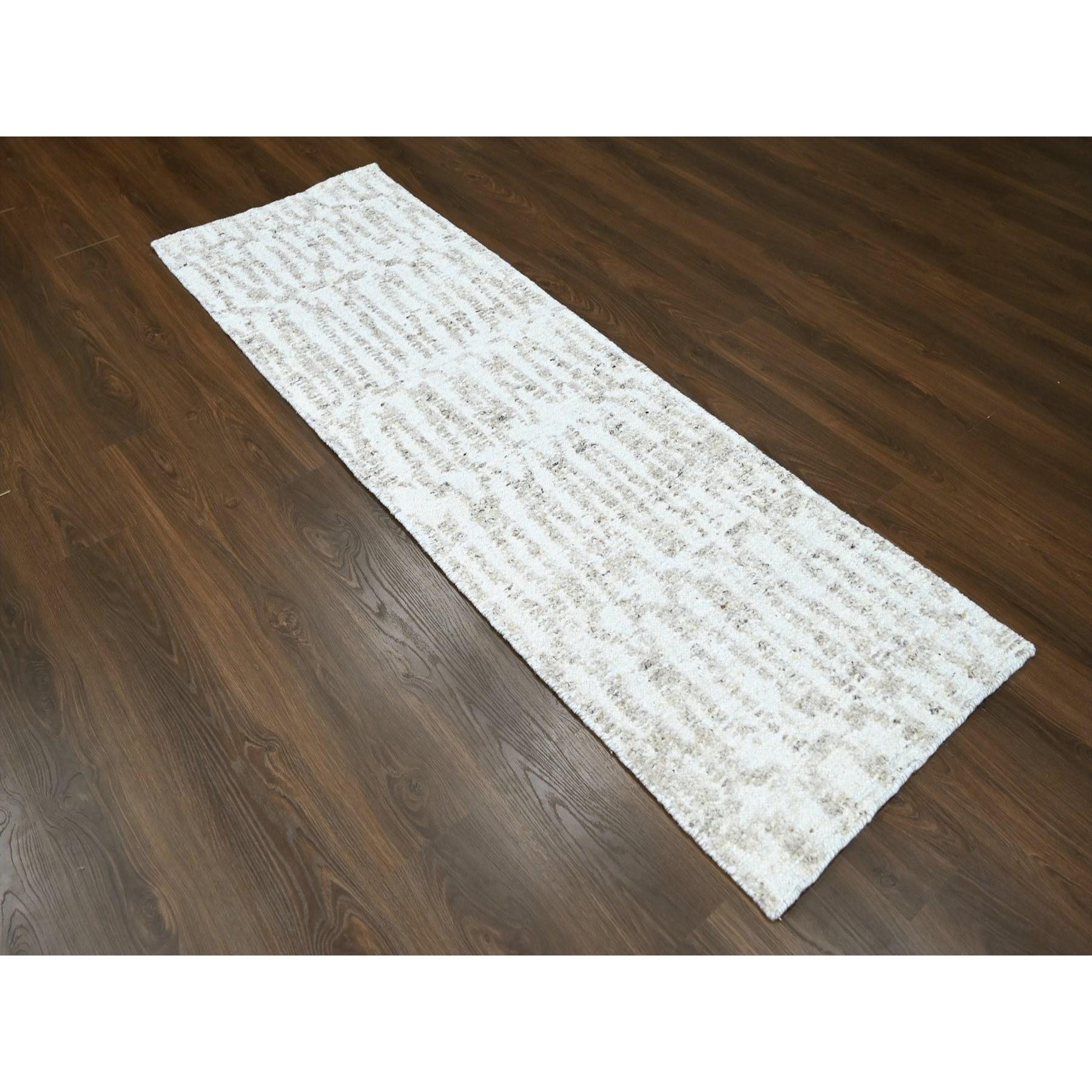 Bianco Alabastro, Design minimalista svedese, Annodato a mano, 100% Lana, Runner, Tappeto orientale
Materiali primari: Lana
Lattice: No Pile 
altezza: 0,25 pollici
Stile: Contemporaneo
Colore primario: Avorio
Colori secondari: Beige,