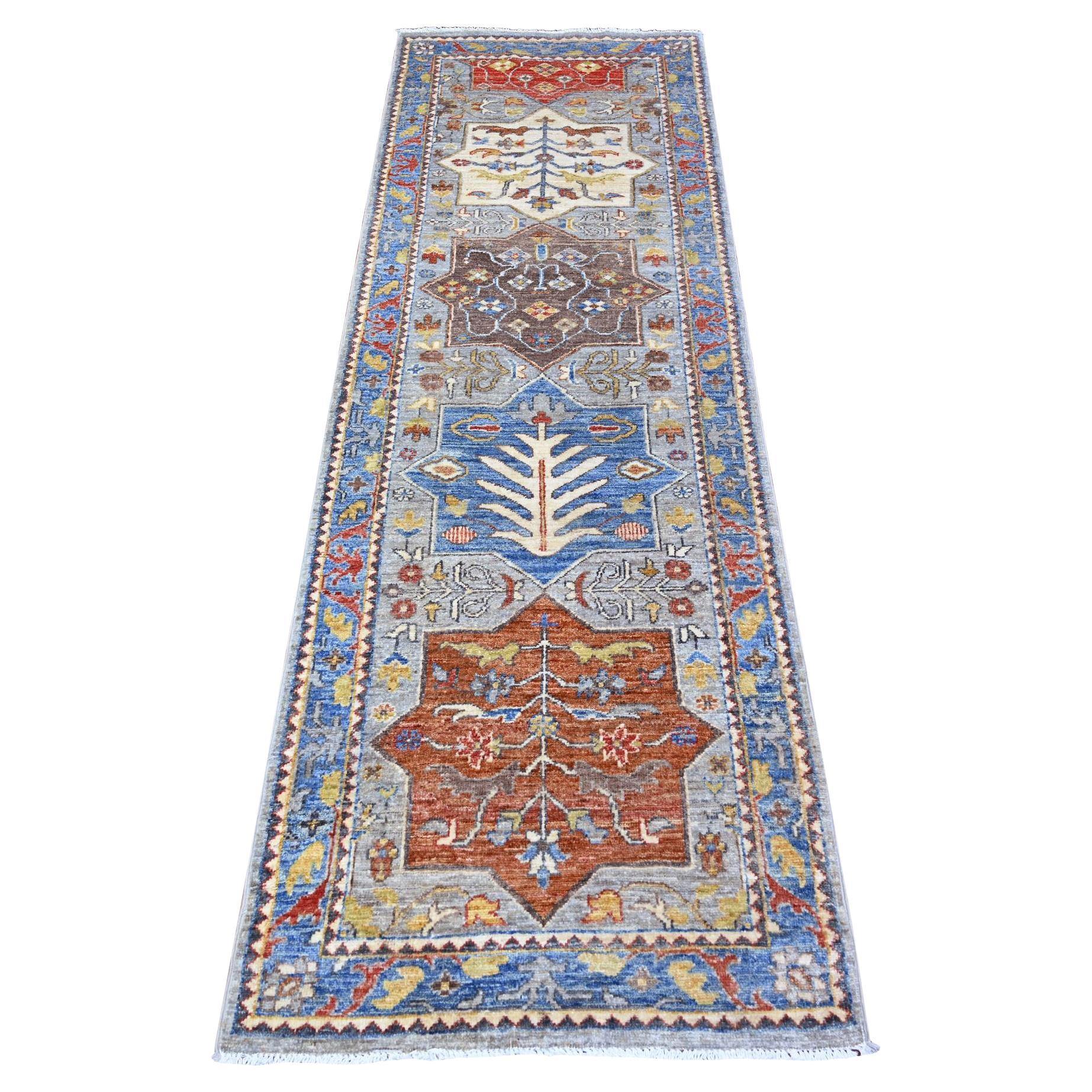 2'6"x7'9" Nerzgrauer handgeknüpfter Teppich im kaukasischen Akstafa-Design aus der Aryana-Kollektion, handgeknüpft