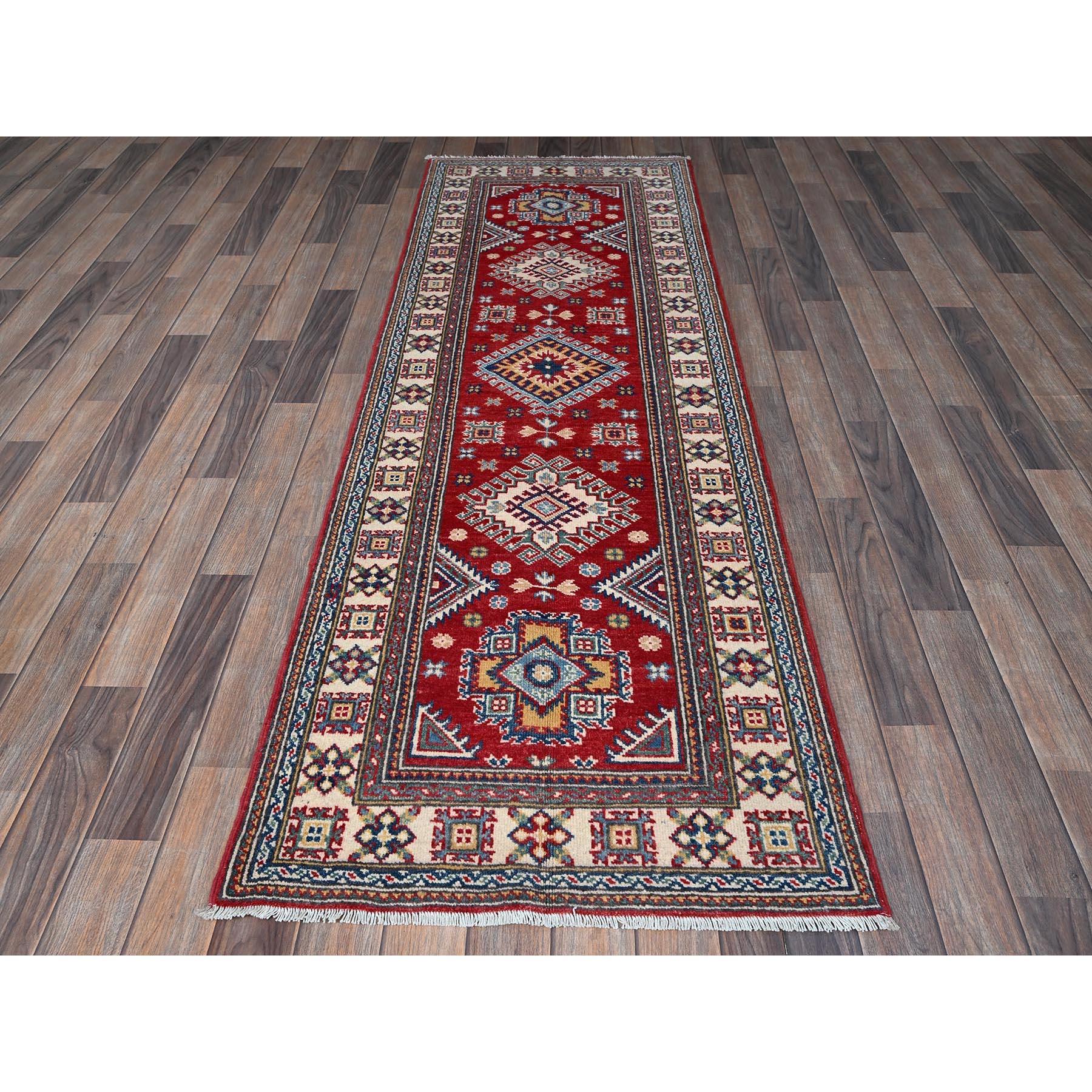 Rosso bacca, Kazak con disegno di medaglioni geometrici, Lana morbida e vellutata, Annodato a mano, Tinture vegetali, Trama più densa, Runner, Tappeto orientale
Materiali primari: Lana
Lattice: No Pile 
altezza: 0,25 pollici
Stile: