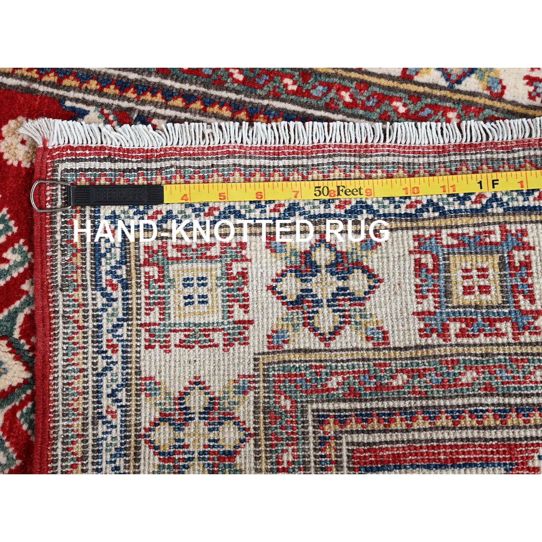 XXI secolo e contemporaneo Tappeto Runner in lana annodato a mano con disegno geometrico Kazak rosso x7'9