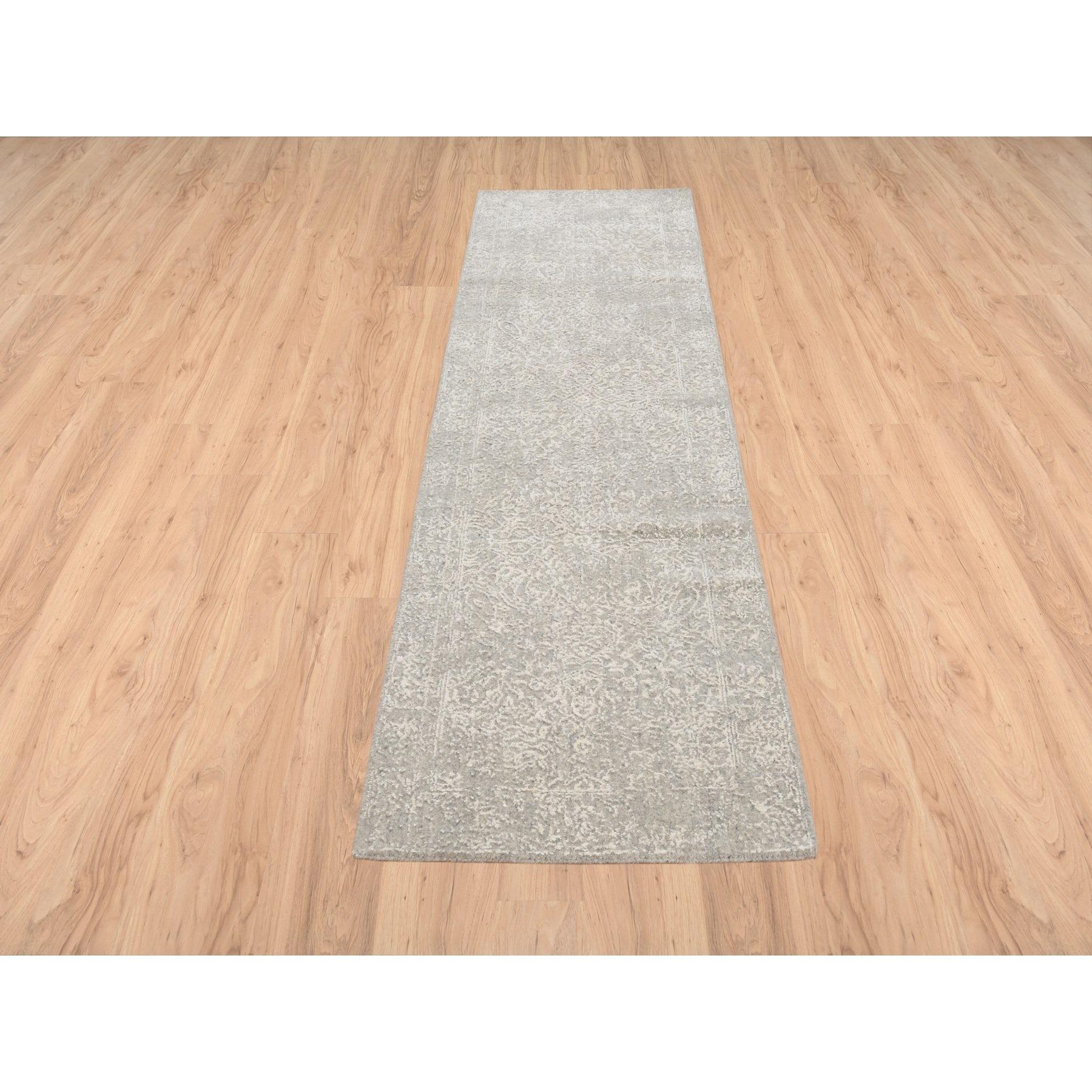 Il s'agit d'un véritable tapis de course oriental en laine beige et soie végétale, tissé à la main en Jacquard fin avec un Design/One effacé. Il a été tissé pendant des mois et des mois selon des techniques artisanales séculaires par des artisans