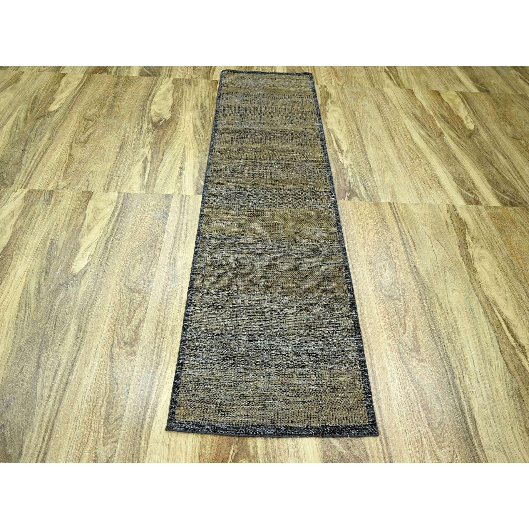 Marrone Latte con Nero Antracite, Design Ossidato e Distressed Grass con orditi a vista, Pura Lana, Annodato a mano, Runner, Tappeto Orientale
Materiali primari: Lana
Lattice: No Pile 
altezza: 0,25 pollici
Stile: Contemporaneo
Colore primario: