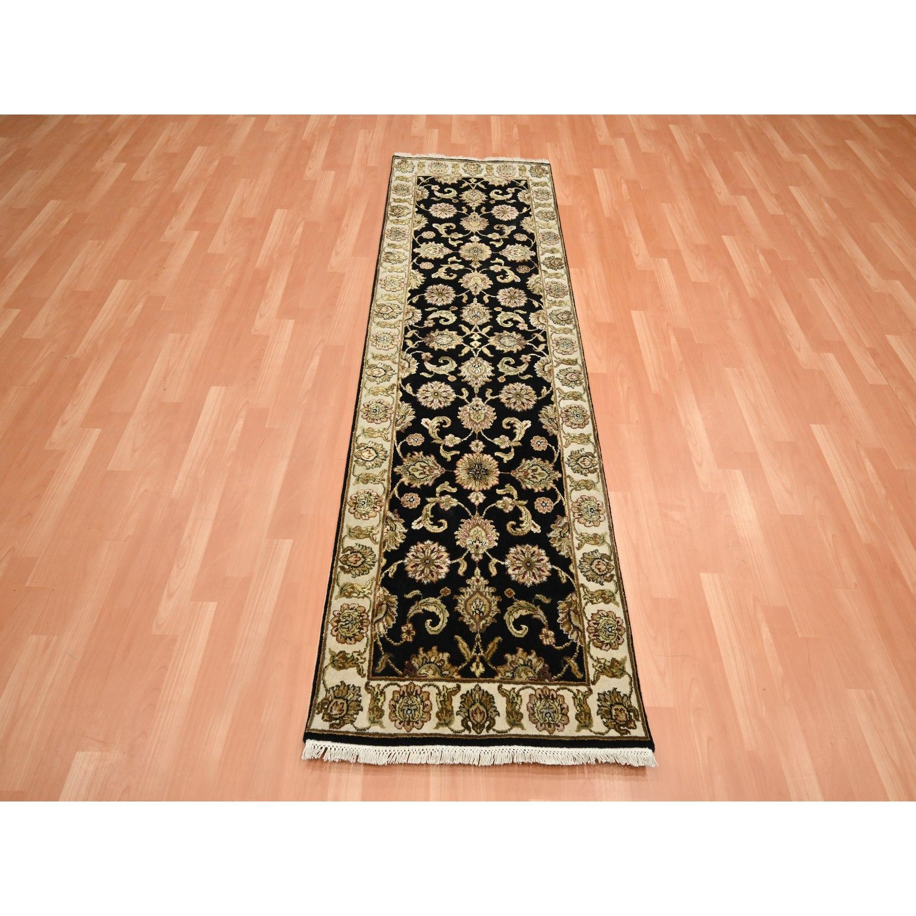 Onyx noir, Rajasthan avec motif de feuilles sur tout le pourtour, noué à la main, laine et soie, poil doux, épais et pelucheux, chemin de table, tapis d'Orient
Matériaux primaires : Laine et soie
Latex : Pas de poils 
hauteur : 0,25 pouces
Style :