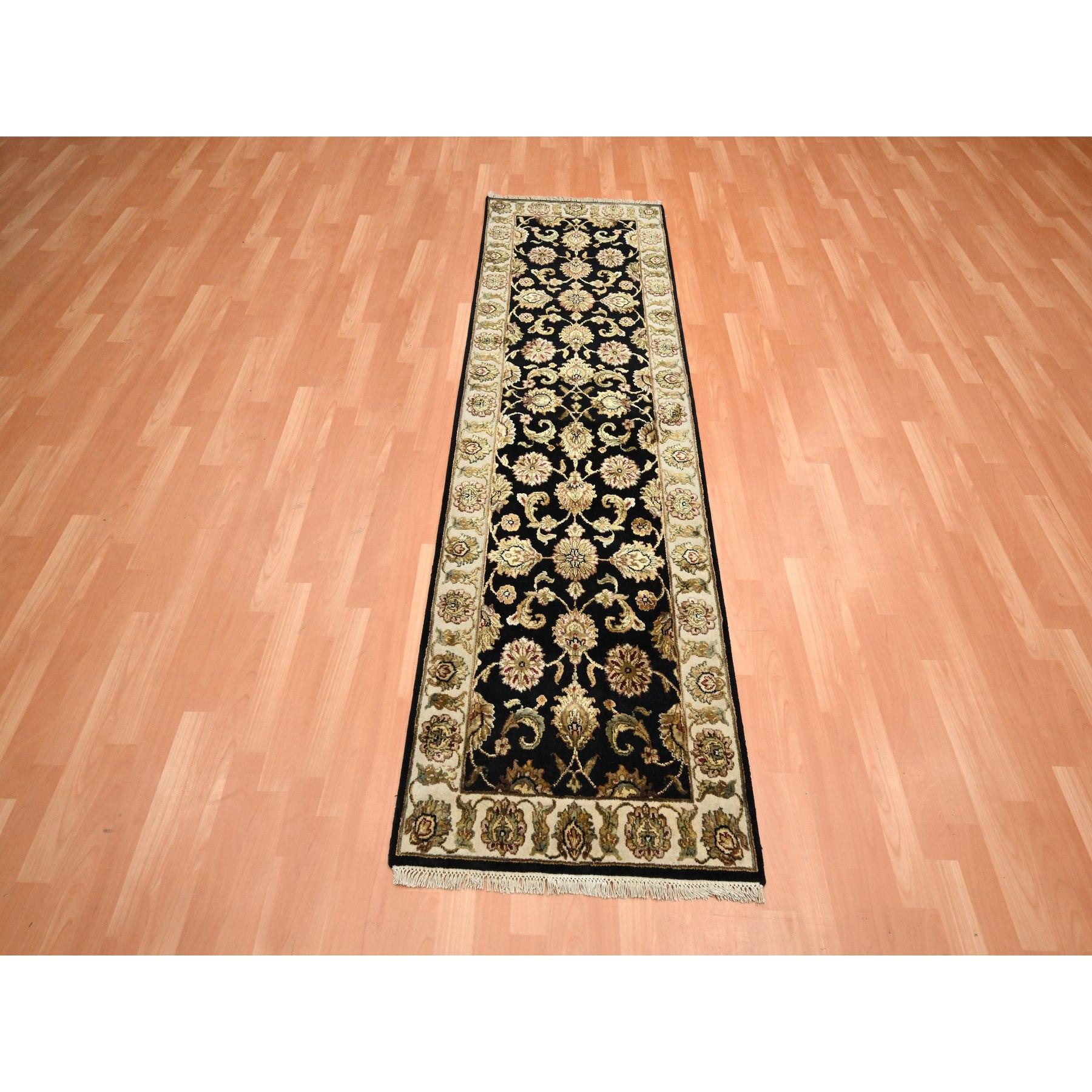 Nero inchiostro, Annodato a mano, Rajasthan con Design/One di foglie, Lana e seta, Densamente tessuto, spesso e soffice, Runner, Tappeto orientale
Materiali primari: Lana e seta
Lattice: No Pile 
altezza: 0,25 pollici
Stile: Tradizionale
Colore